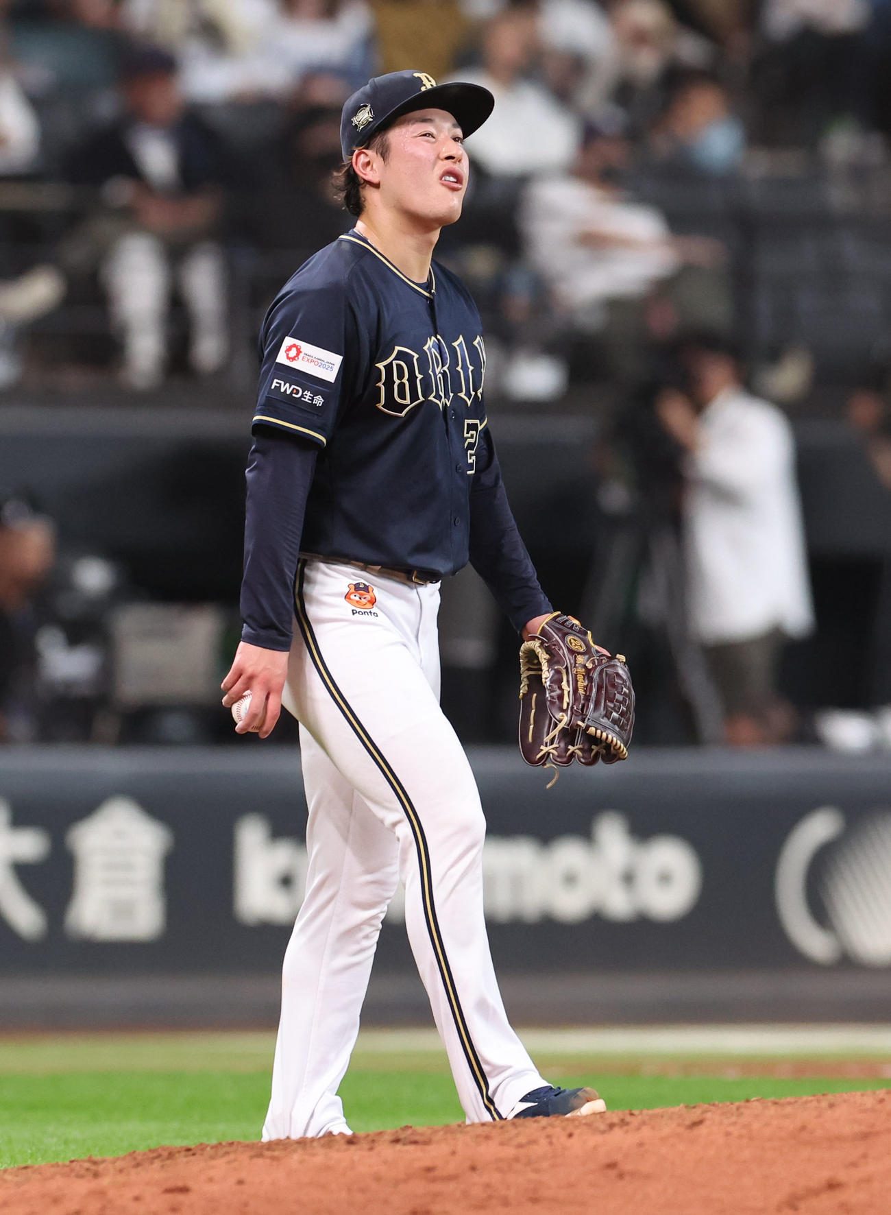 日本ハム対オリックス　8回裏日本ハム2死一、二塁、田宮に適時二塁打を浴び顔をしかめる吉田（撮影・佐藤翔太）