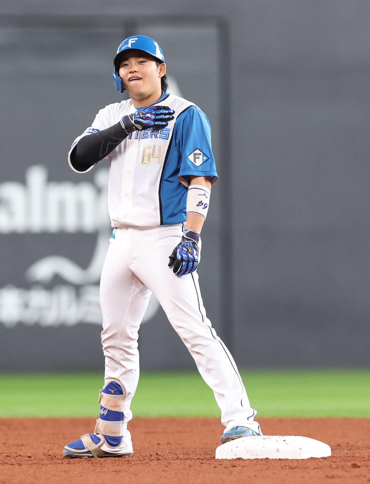 日本ハム対オリックス　1回裏日本ハム1死一、三塁、田宮は適時二塁打を放ちポーズをとる（撮影・佐藤翔太）