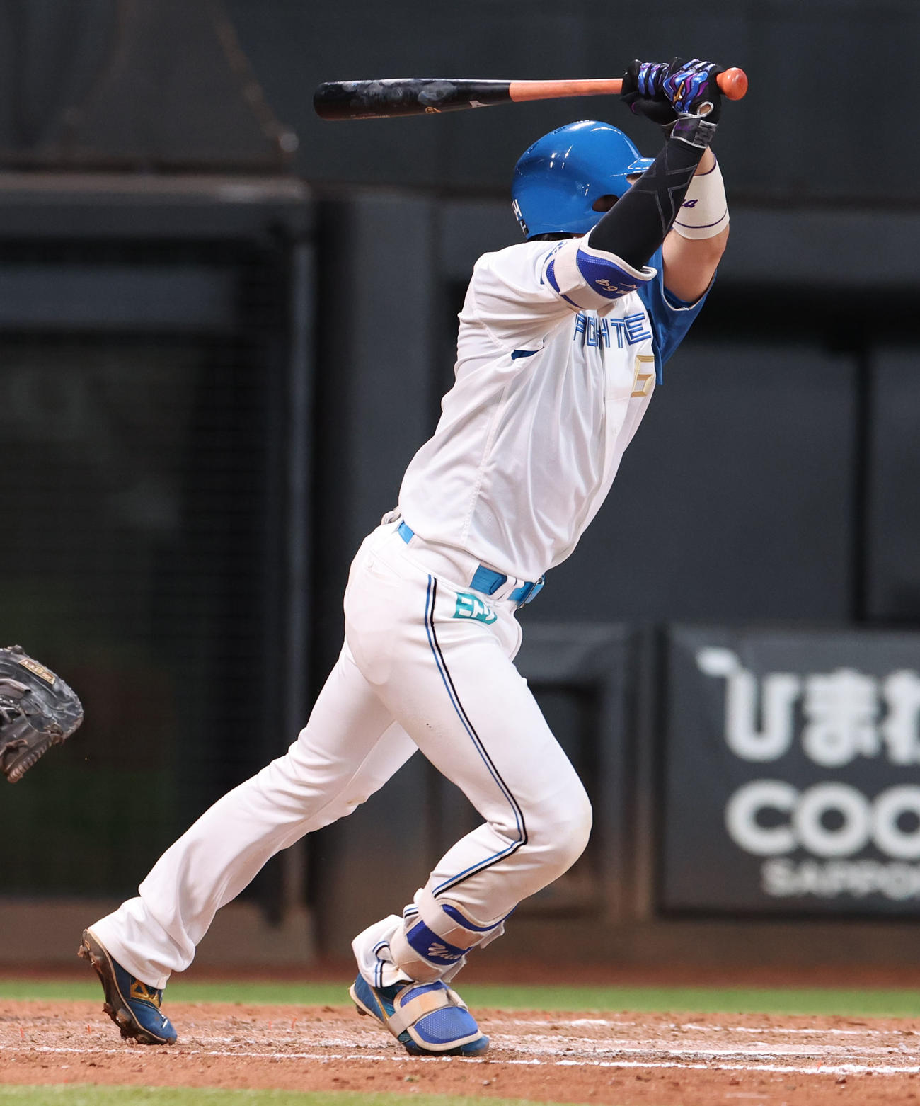 日本ハム対オリックス　8回裏日本ハム2死一、二塁、田宮は適時二塁打を放つ（撮影・佐藤翔太）