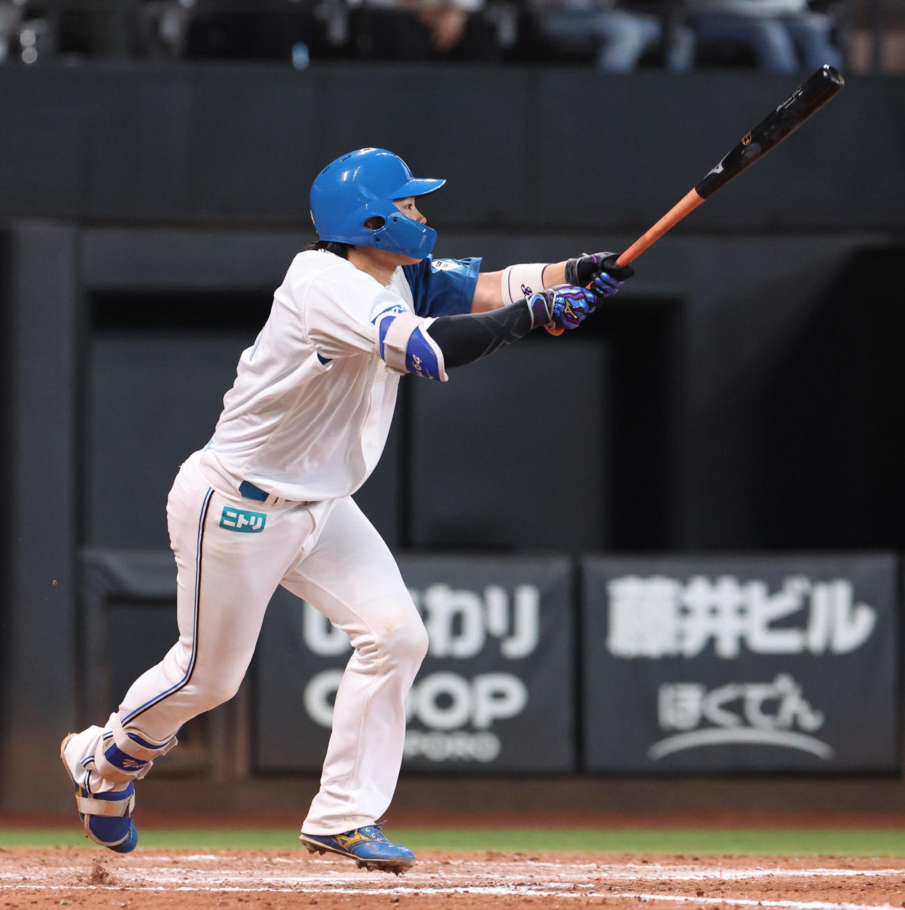 日本ハム対オリックス　8回裏日本ハム2死一、二塁、田宮は適時二塁打を放つ（撮影・佐藤翔太）