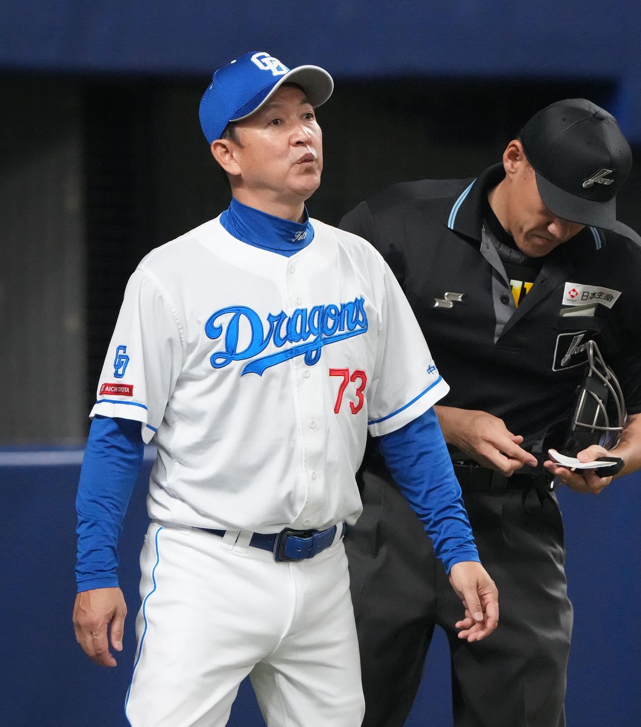 中日対広島　4回表広島2死満塁、投手交代を告げる立浪監督（撮影・森本幸一）