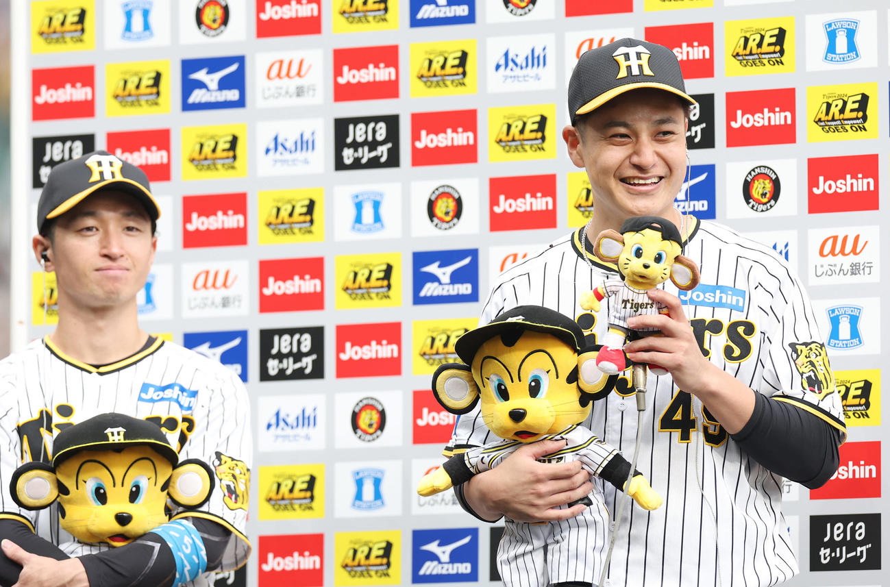 阪神対ヤクルト　ヒーローインタビューで子どもたちからの質問に笑顔で答える阪神大竹。左は近本（撮影・前田充）