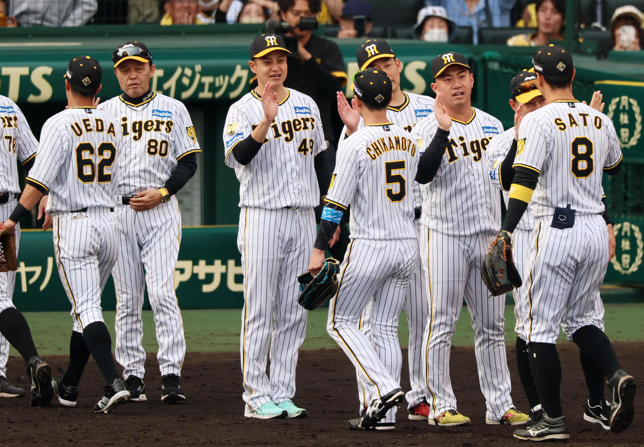 阪神対ヤクルト　ヤクルトに勝利し近本（左から4人目）らを迎える大竹（同3人目）と岡田監督（同2人目）ら（撮影・加藤哉）