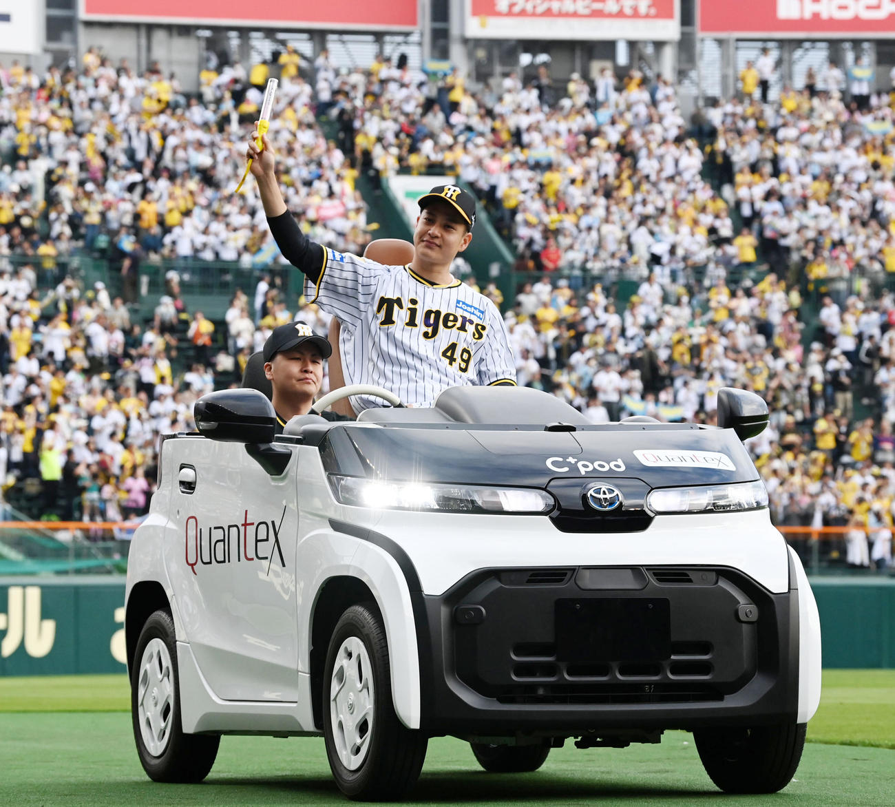 阪神対ヤクルト　ヒーローの大竹はリリーフカーに乗りファンの声援に応える（撮影・前岡正明）