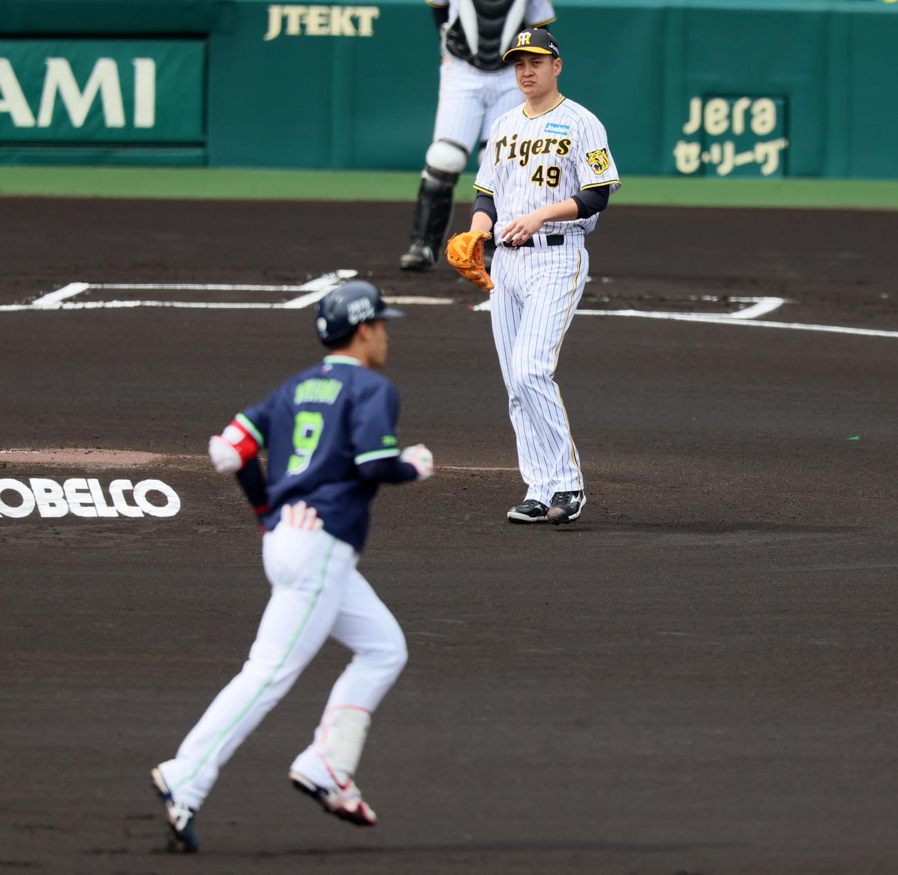 阪神対ヤクルト　1回表ヤクルト無死、大竹は塩見に左越え初球ソロ本塁打を浴びる（撮影・加藤哉）