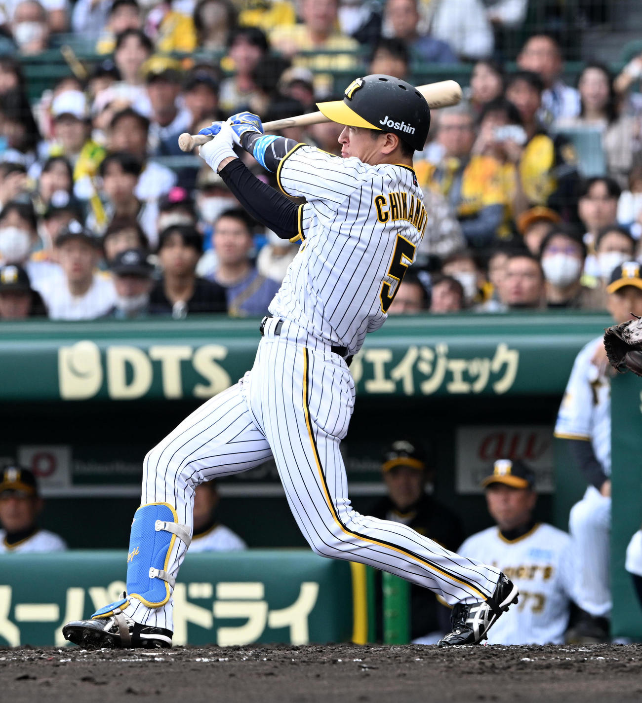 阪神対ヤクルト　5回裏阪神1死二塁、近本は右越え2点本塁打を放つ（撮影・前岡正明）