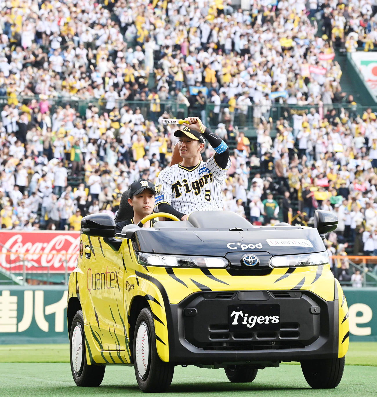 阪神対ヤクルト　ヒーローの近本はリリーフカーに乗りファンの声援に応える（撮影・前岡正明）
