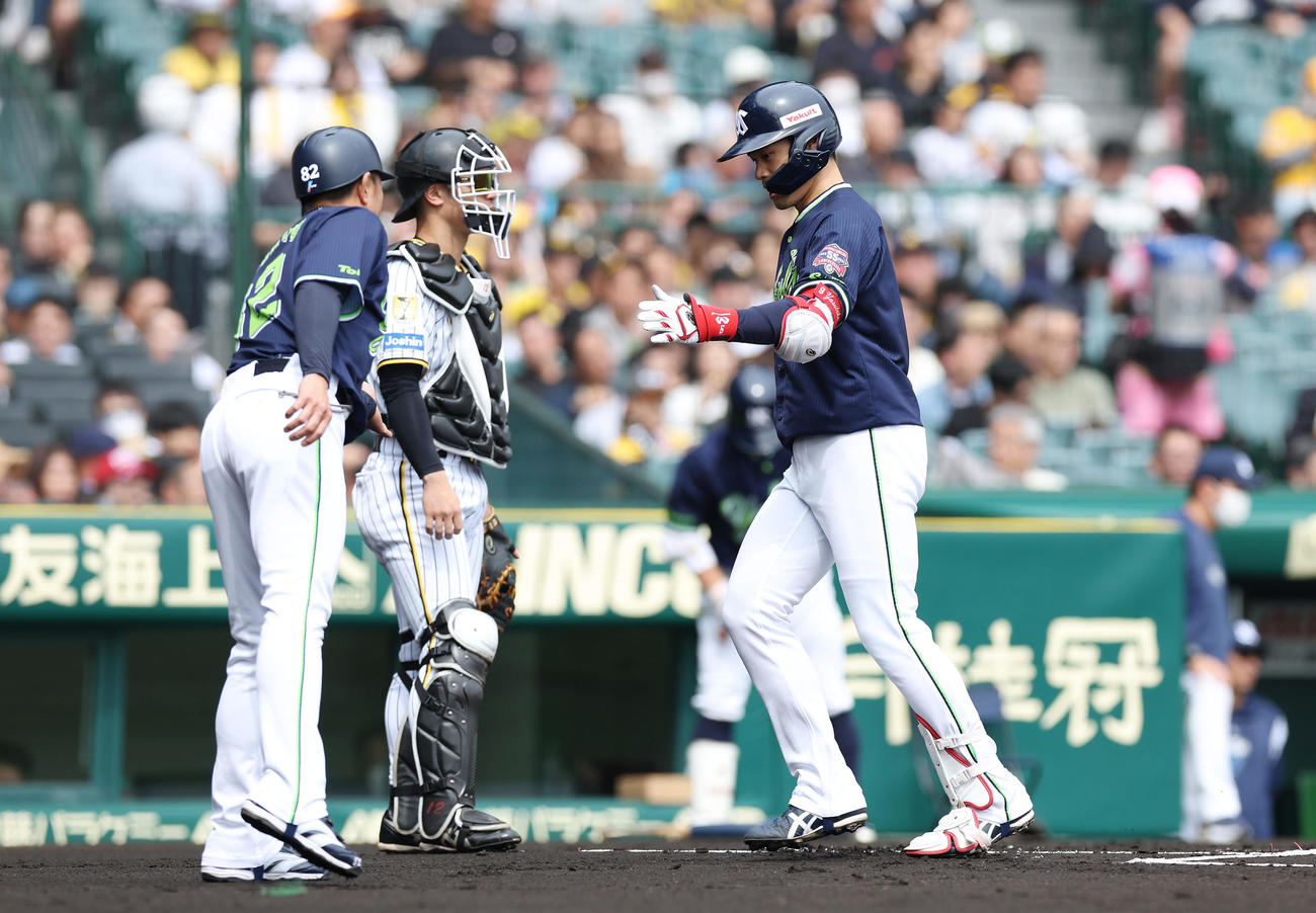 阪神対ヤクルト　1回表ヤクルト無死、先頭打者本塁打を放ち生還する塩見（右）（撮影・前田充）