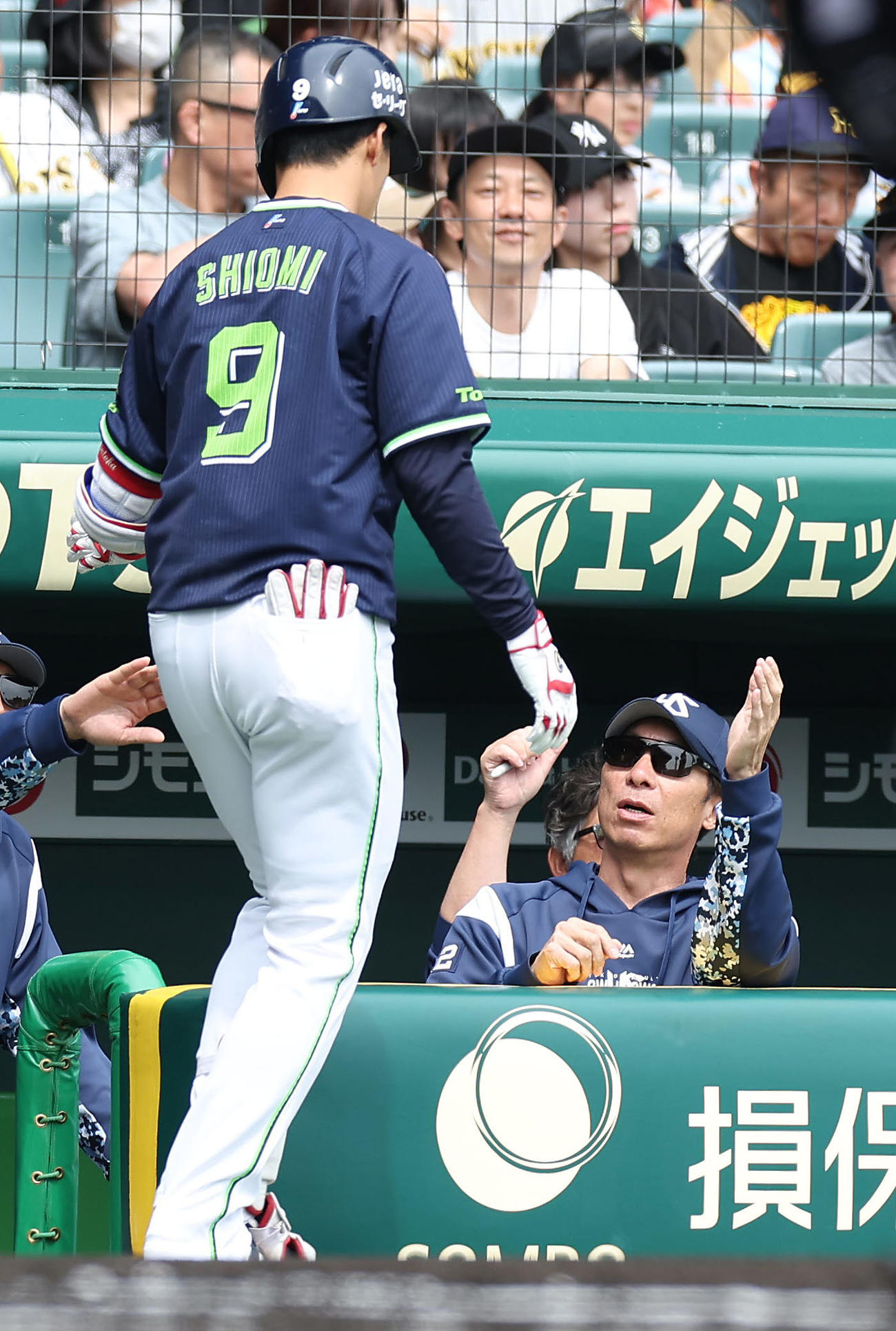 阪神対ヤクルト　1回表ヤクルト無死、先頭打者本塁打を放った塩見（左）を迎える高津監督（撮影・前田充）