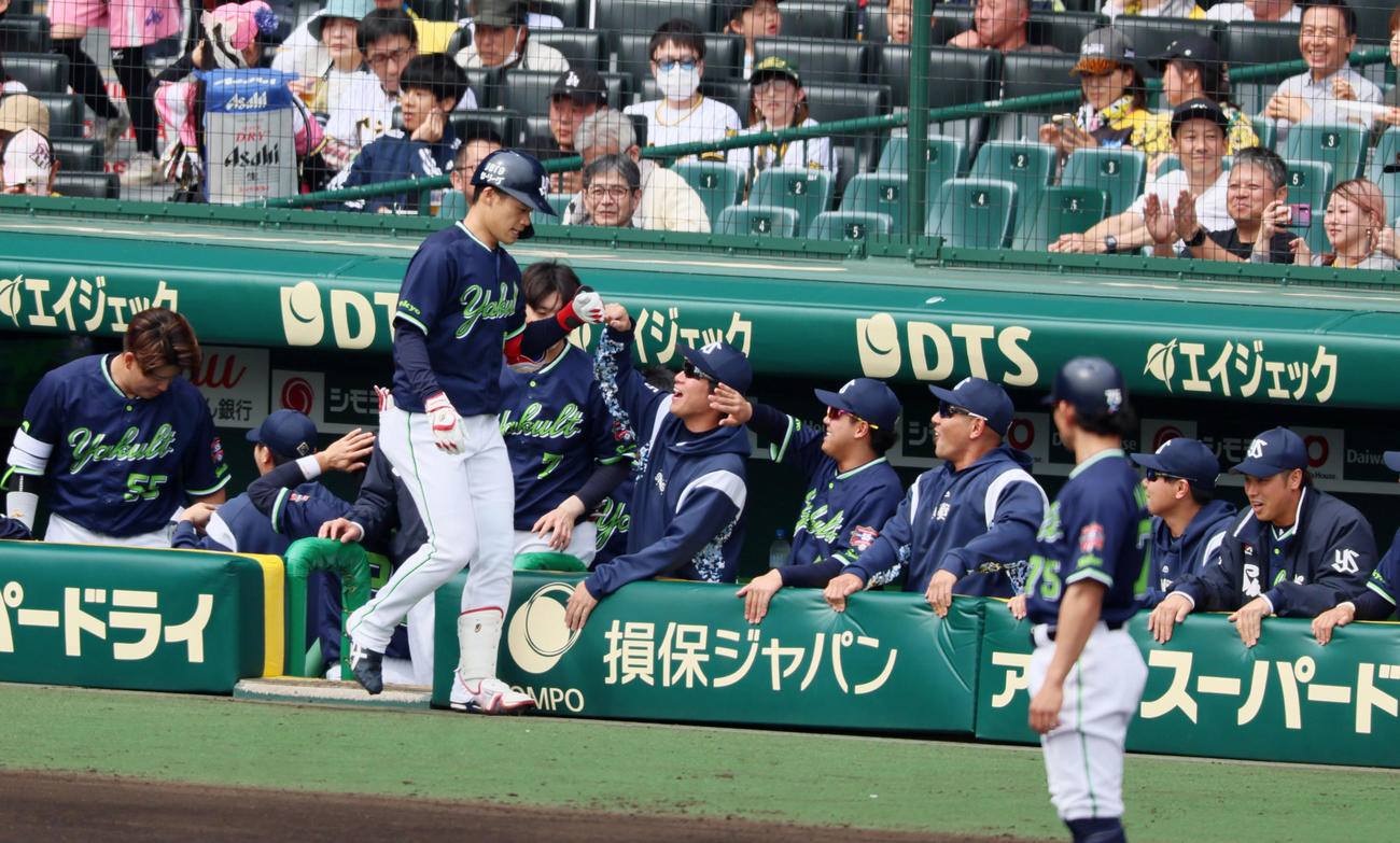 阪神対ヤクルト　1回表ヤクルト無死、塩見（左）は左越え初球ソロ本塁打を放ちベンチのナインとタッチ（撮影・加藤哉）