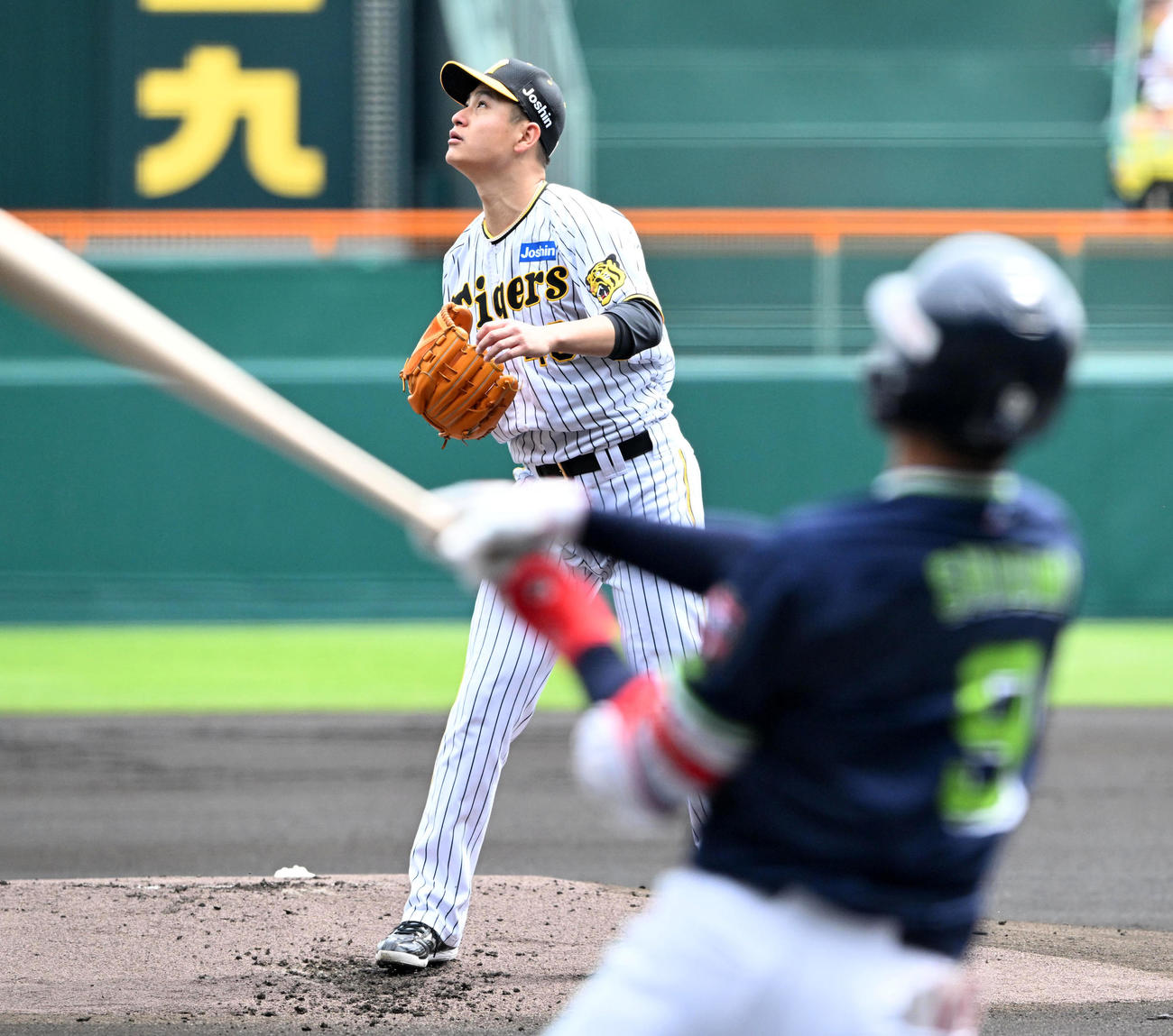阪神対ヤクルト　1回表ヤクルト無死、塩見に先制の初球先頭打者本塁打を打たれた阪神先発の大竹（撮影・前岡正明）