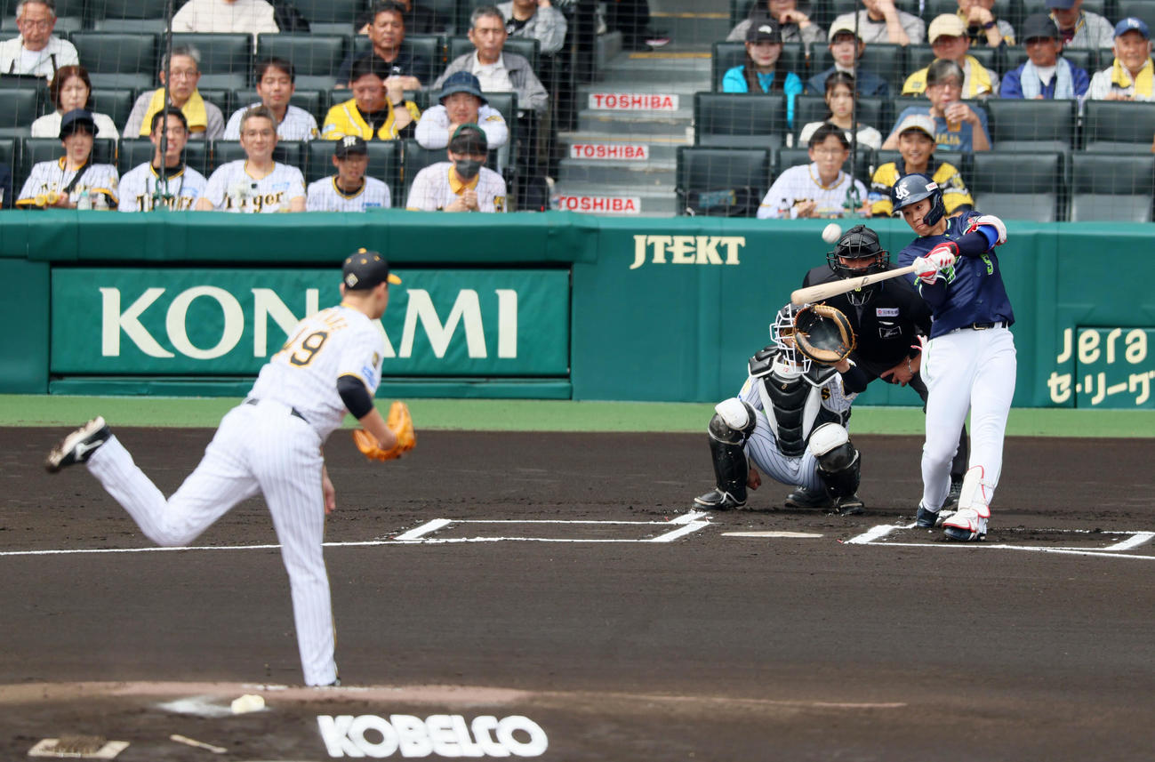阪神対ヤクルト　1回表ヤクルト無死、塩見は初球、左越えにソロ本塁打を放つ。投手は大竹（撮影・加藤哉）