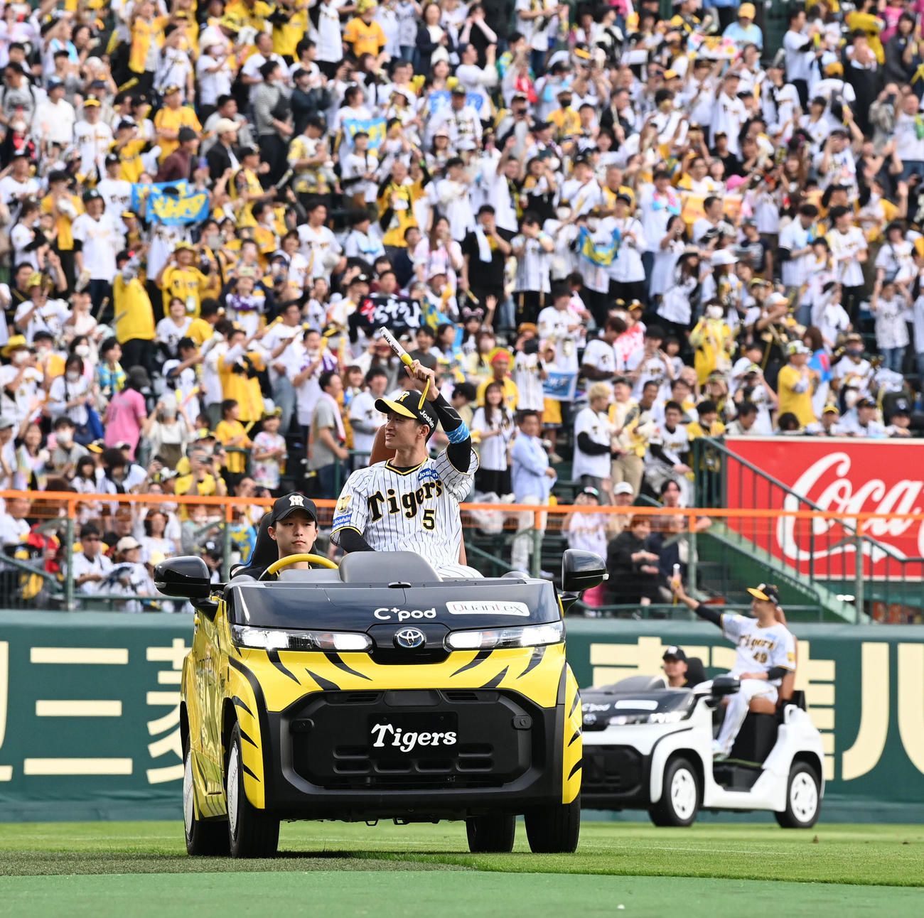 阪神対ヤクルト　ヒーローの近本（手前）と大竹はリリーフカーに乗りファンの声援に応える（撮影・前岡正明）