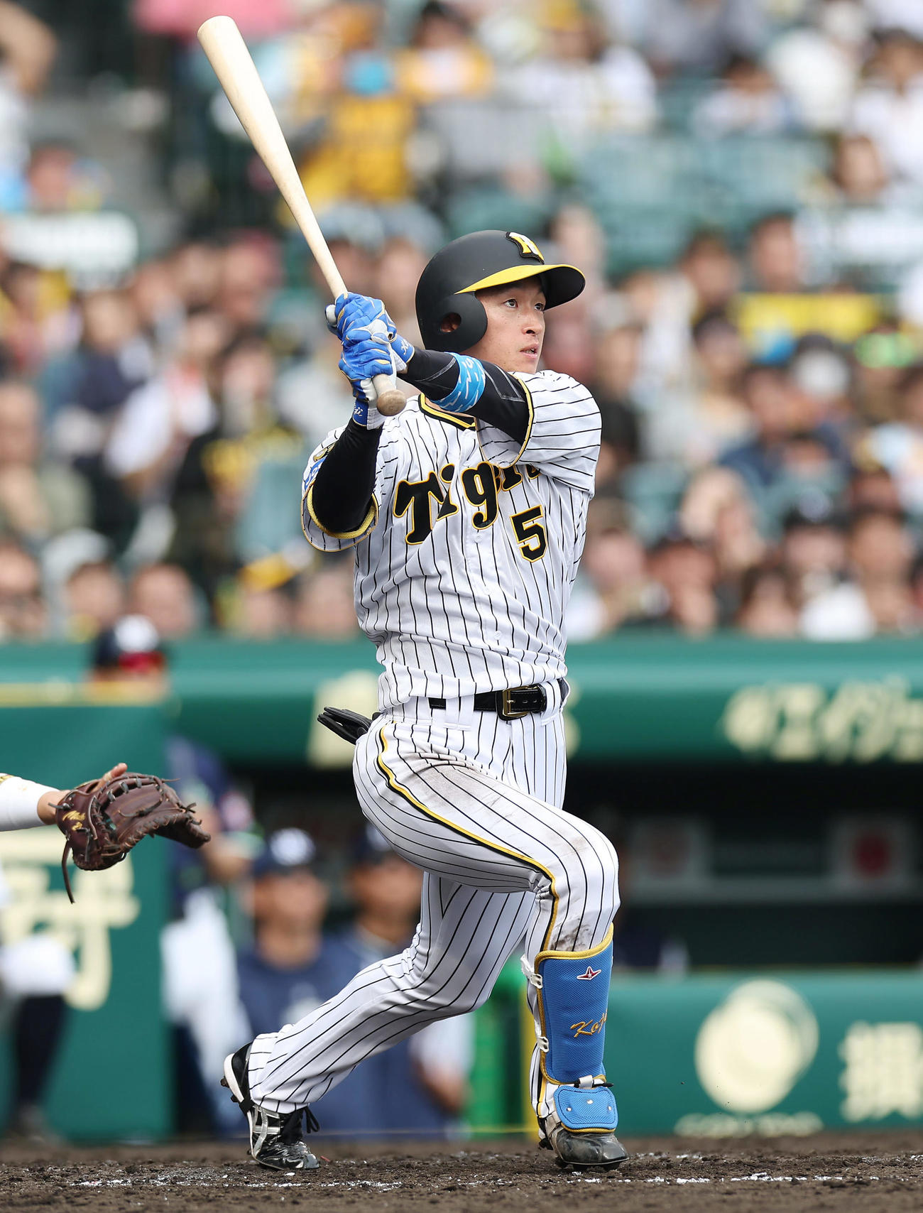 阪神対ヤクルト　5回裏阪神1死二塁、右越えに逆転2点本塁打を放つ近本（撮影・前田充）
