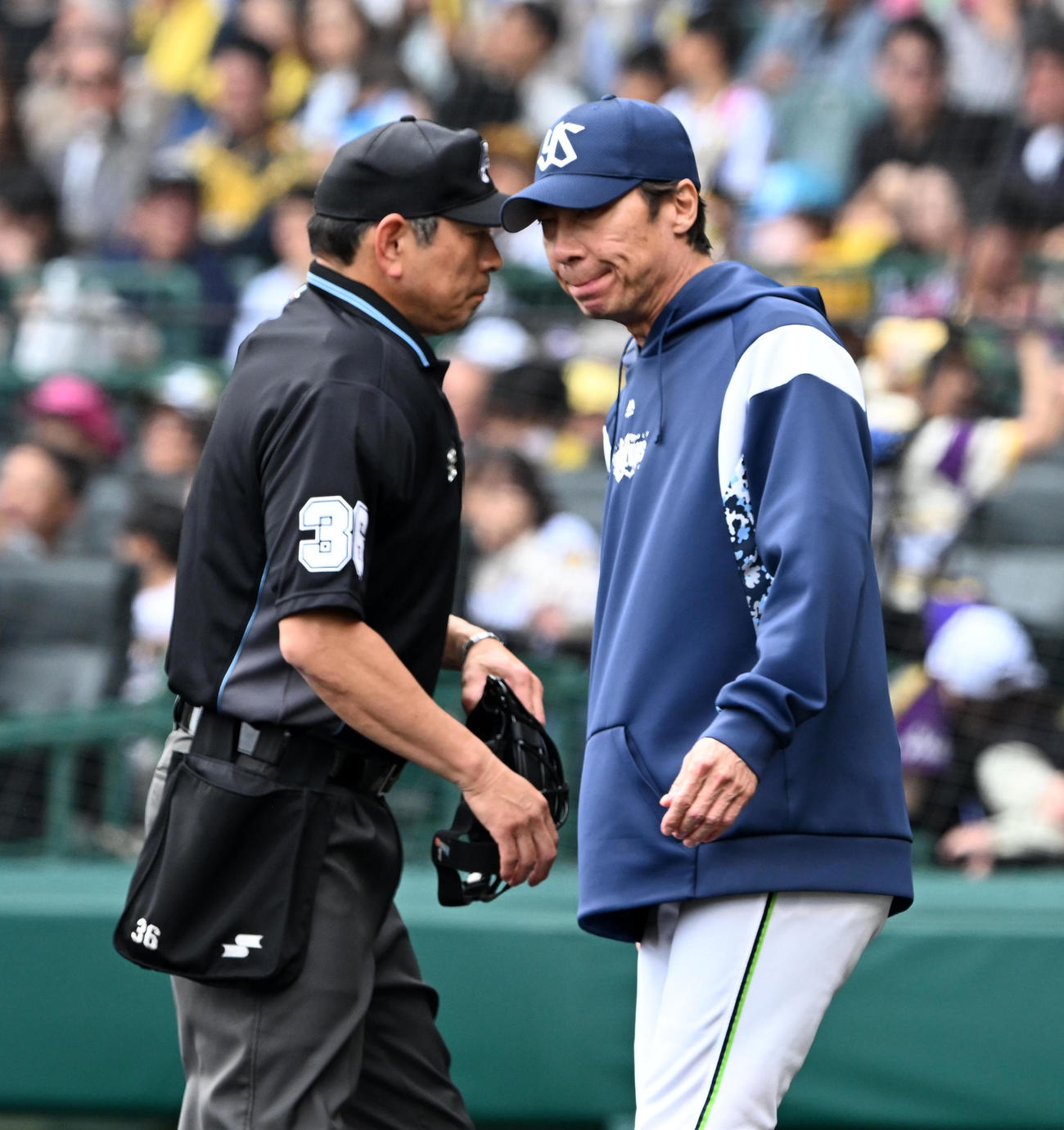 阪神対ヤクルト　5回裏阪神2死一塁、サイスニードの交代を告げる高津監督（撮影・前岡正明）
