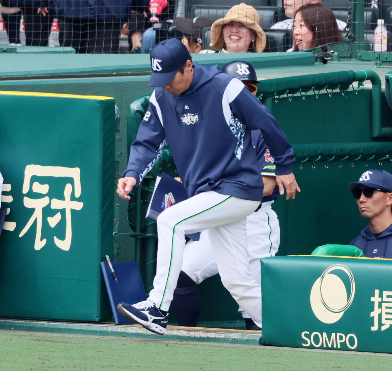 阪神対ヤクルト　5回裏阪神2死一塁、高津監督は打者大山を迎えたところで投手交代を告げにベンチを出る（撮影・加藤哉）
