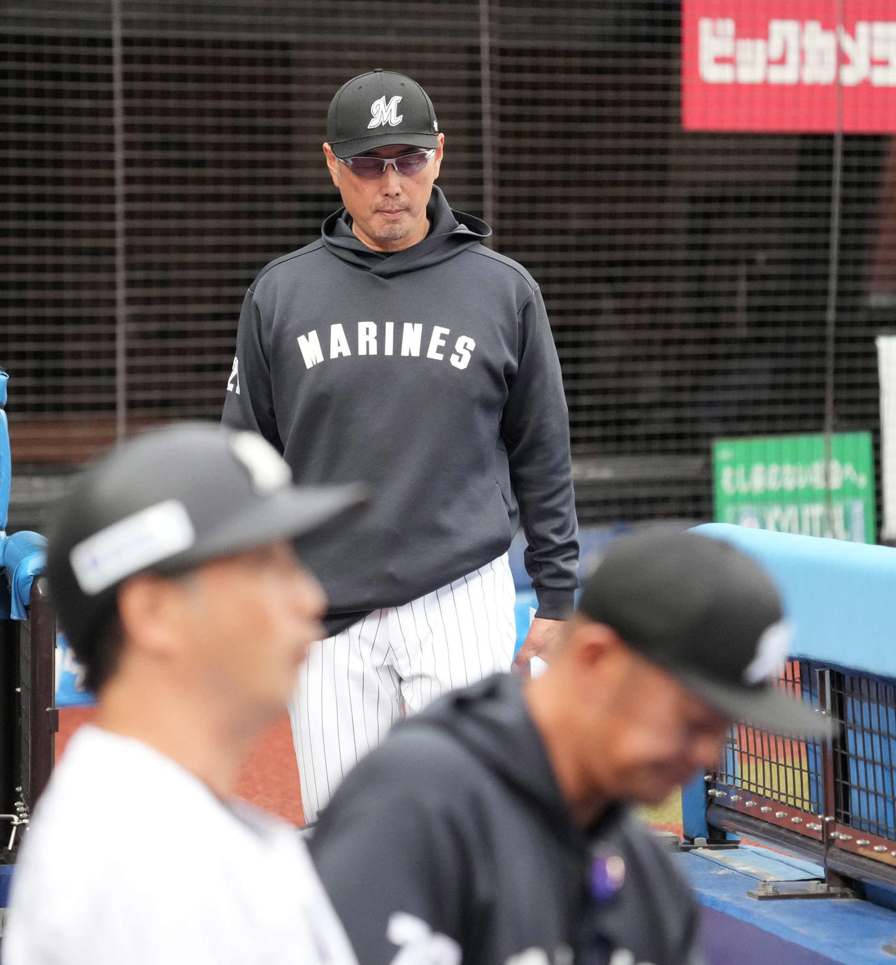 ロッテ対楽天　選手交代を告げベンチへ引き揚げるロッテ吉井監督（撮影・小沢裕）