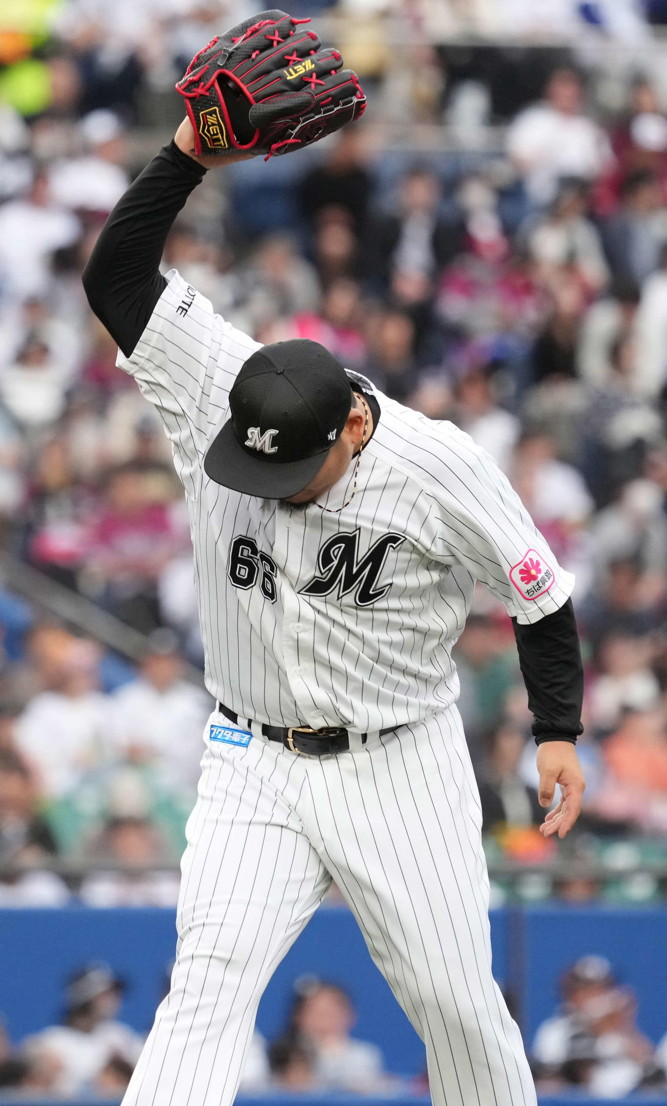 ロッテ対楽天　8回途中から登板したロッテ4番手の沢田は追加点を許し悔しそうにグラブをグラウンドにたたきつける（撮影・小沢裕）