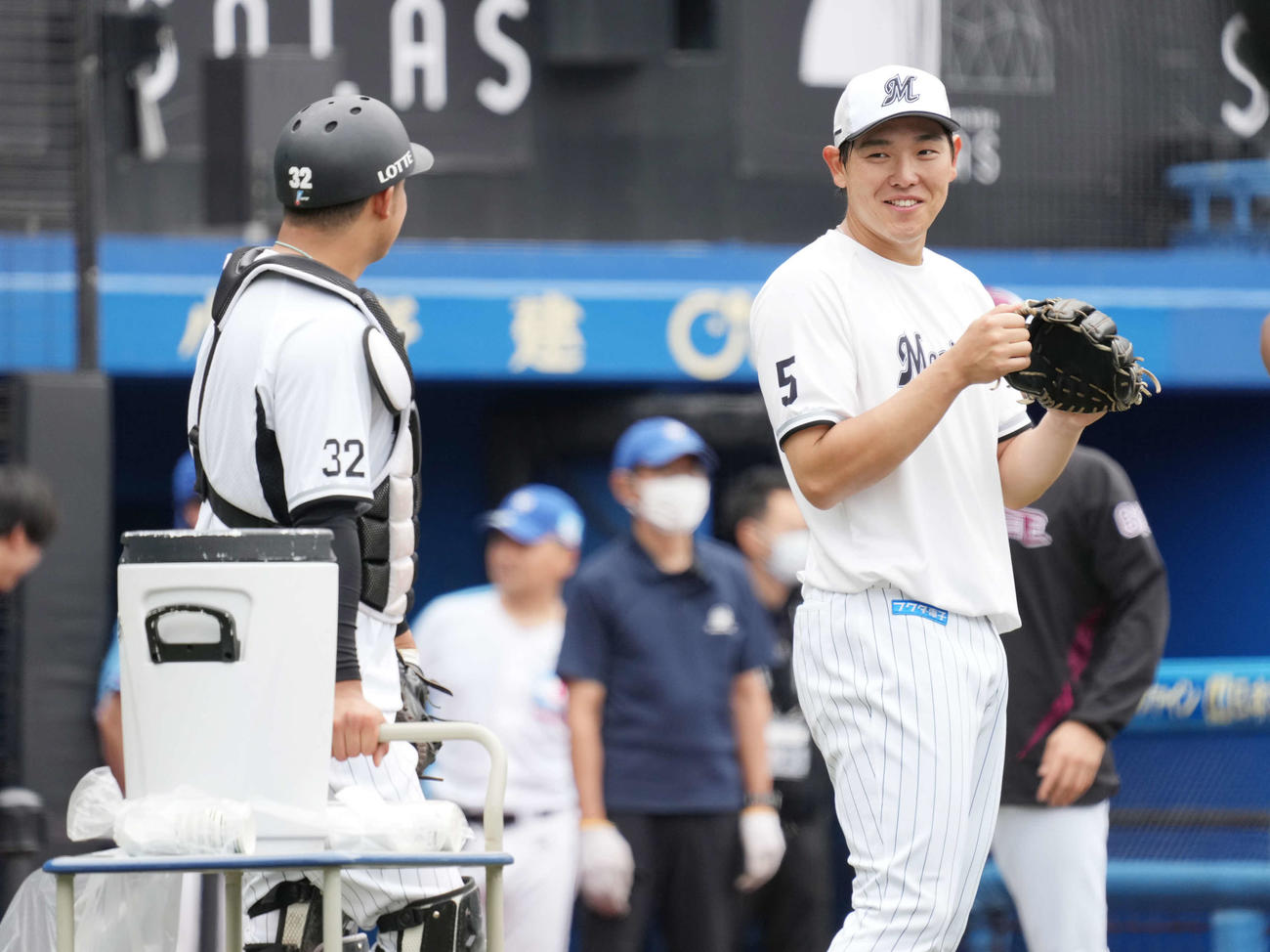 ロッテ対楽天　試合前の練習で佐藤（左）と談笑するロッテ安田（撮影・小沢裕）