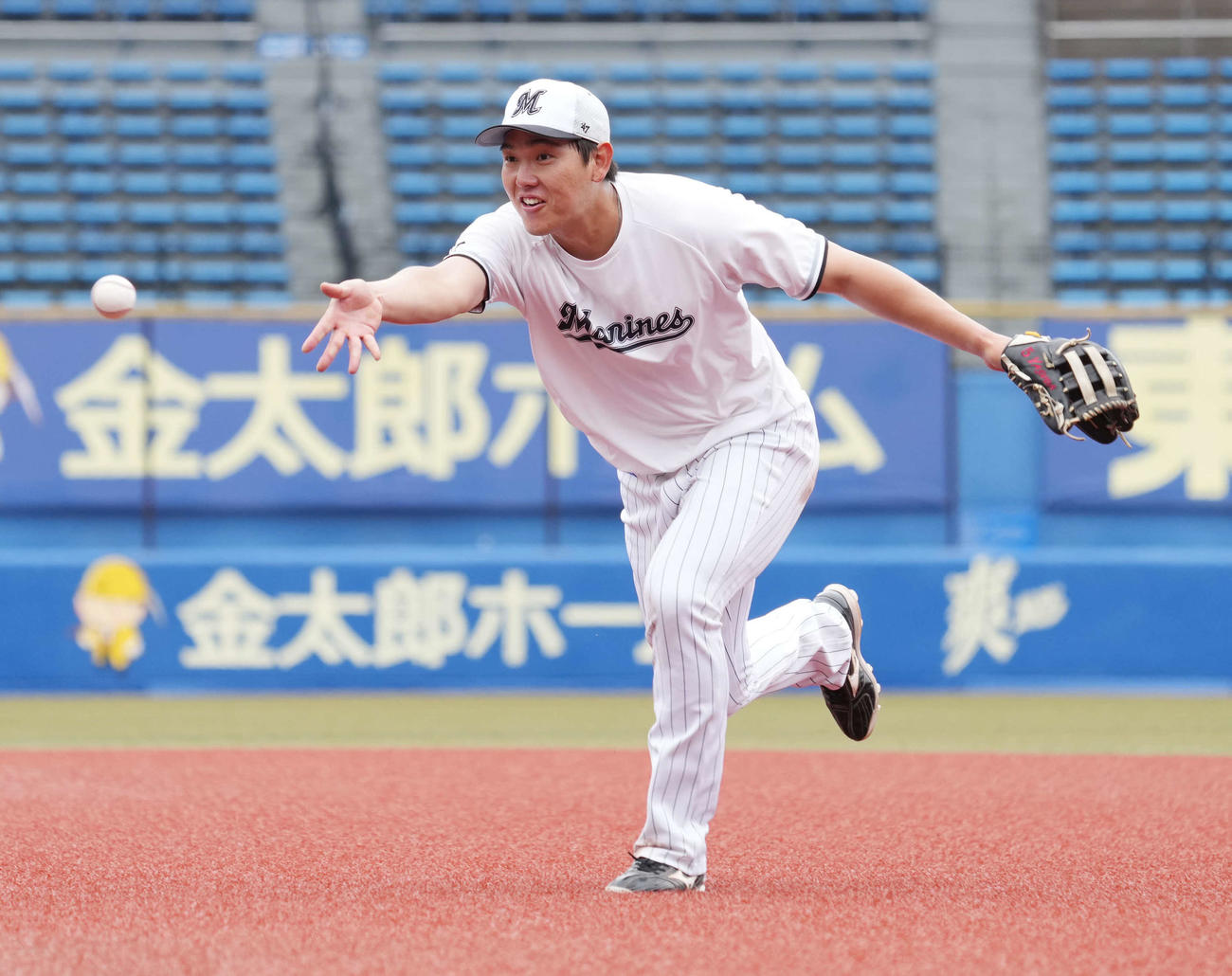 ロッテ対楽天　試合前の練習でノックを受けるロッテ安田（撮影・小沢裕）