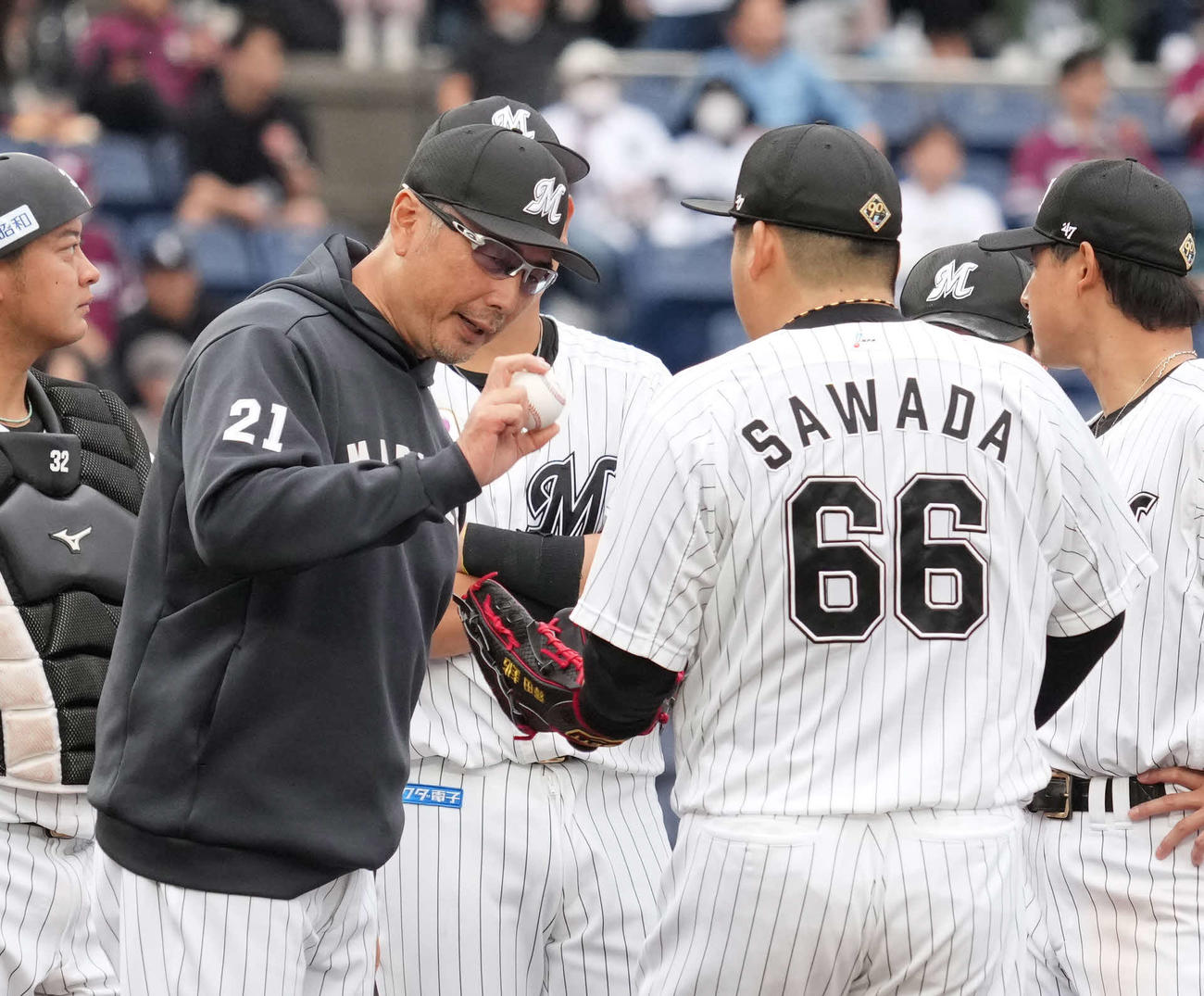 ロッテ対楽天　8回表楽天1死三塁、ロッテ吉井監督（左）は4番手の沢田にマウンドを託す（撮影・小沢裕）
