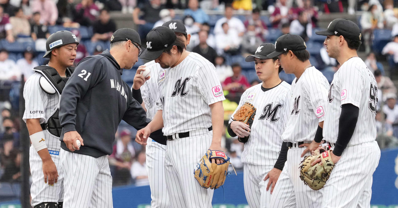 ロッテ対楽天　8回表楽天1死三塁、ロッテ吉井監督（左から2人目）は勝ち越しを許した3番手の沢村に交代を告げる（撮影・小沢裕）