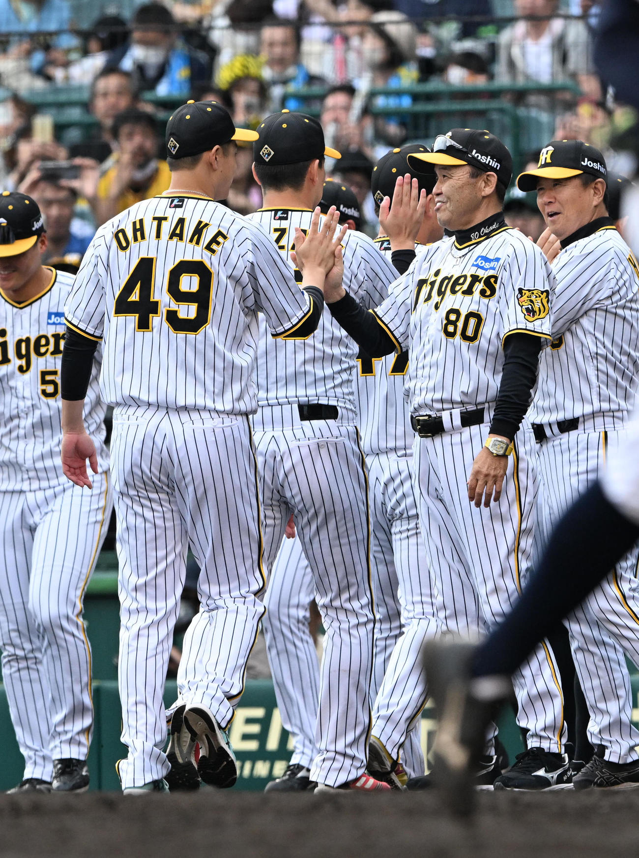 阪神対ヤクルト　勝利投手の大竹（左）を祝福する岡田監督（撮影・前岡正明）
