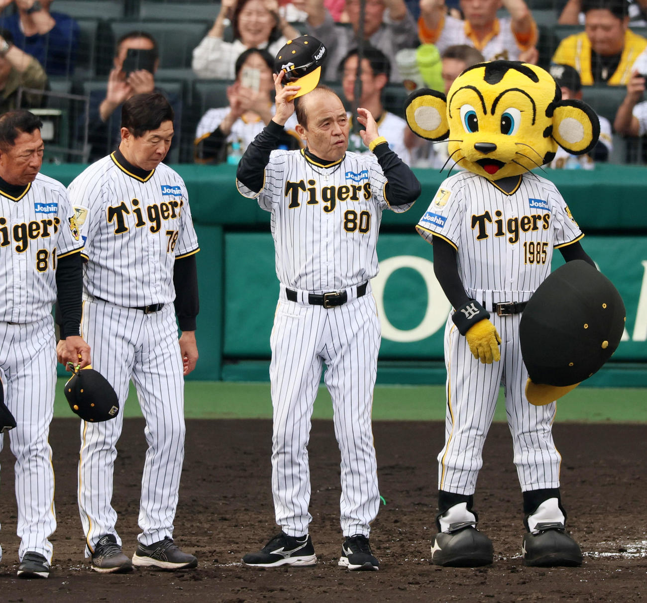 阪神対ヤクルト　ヤクルトに勝利しスタンドのファンにあいさつする岡田監督。左は平田ヘッドコーチ（撮影・加藤哉）