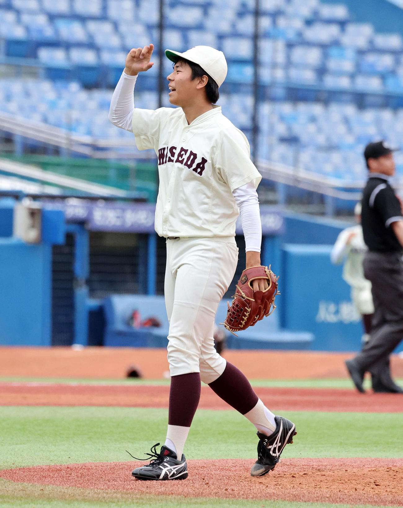 早大対明大　勝利し笑顔を見せる早大・安田（撮影・鈴木正人）