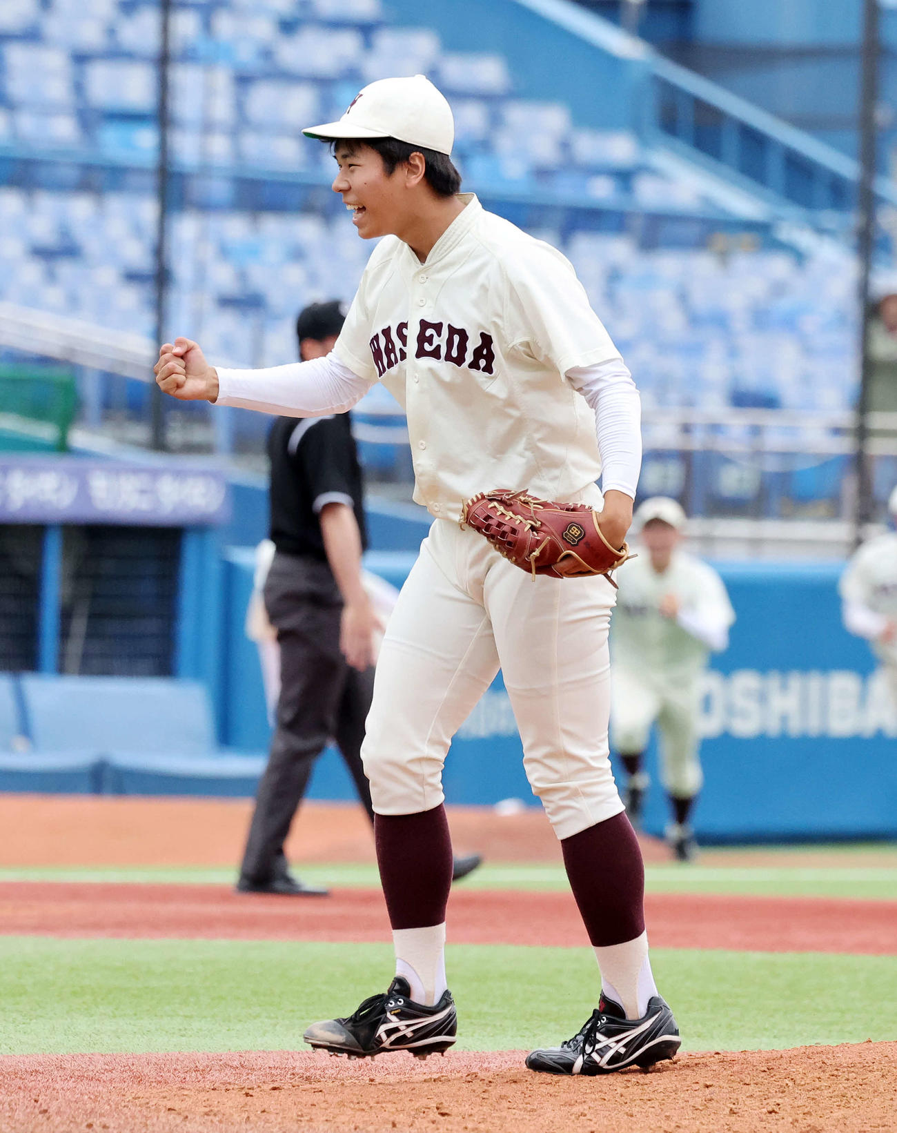 早大対明大　勝利し笑顔でガッツポーズする早大・安田（撮影・鈴木正人）