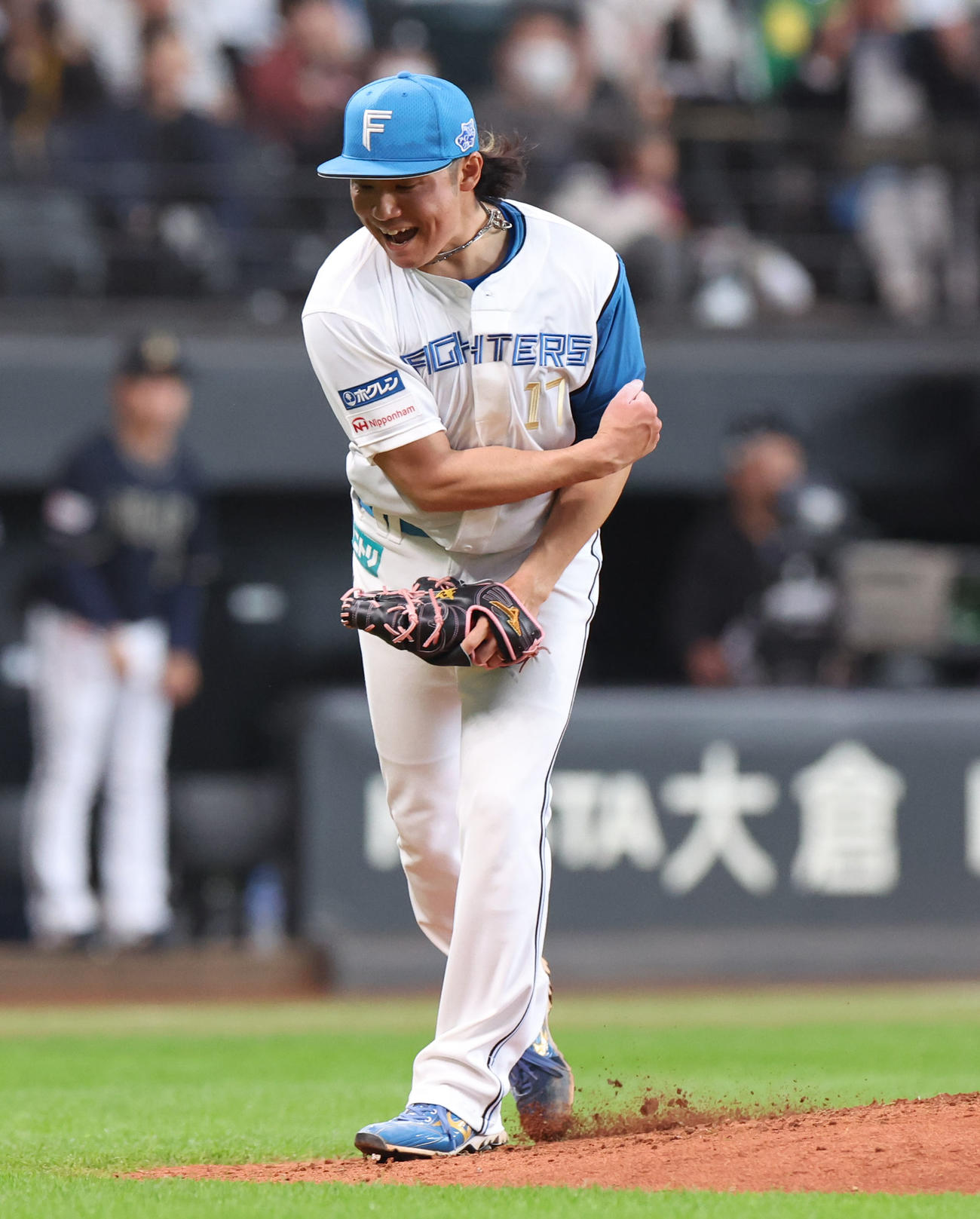 日本ハム対オリックス　6回表オリックス2死一、二塁、セデーニョを三直に仕留めガッツポーズをする伊藤（撮影・佐藤翔太）