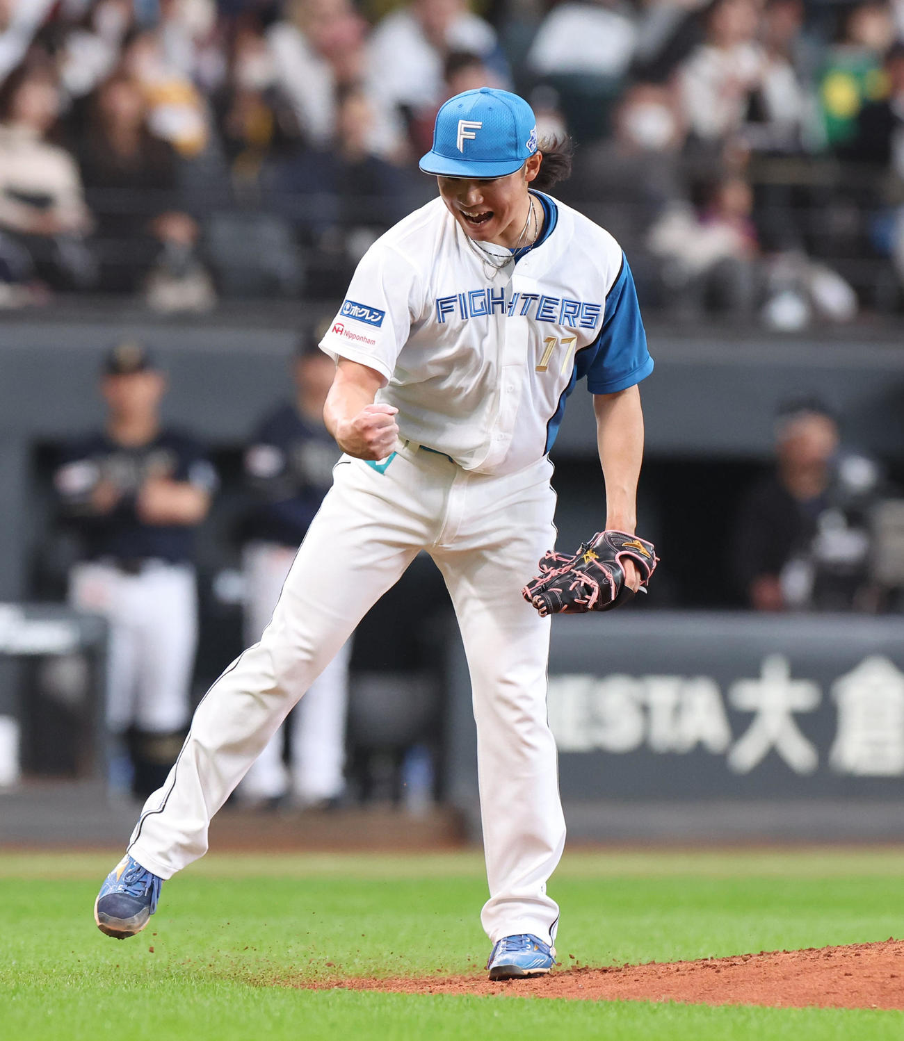 日本ハム対オリックス　6回表オリックス2死一、二塁、セデーニョを三直に仕留めガッツポーズをする伊藤（撮影・佐藤翔太）