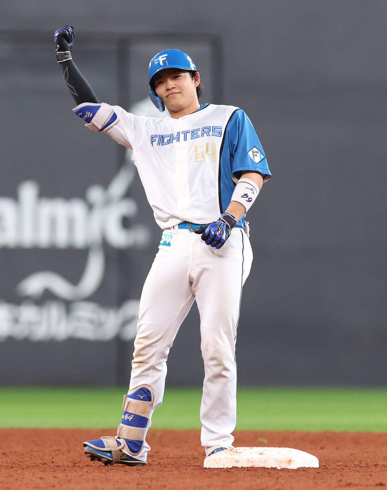 日本ハム対オリックス　7回裏日本ハム1死二塁、田宮は適時二塁打を放ちポーズをとる（撮影・佐藤翔太）
