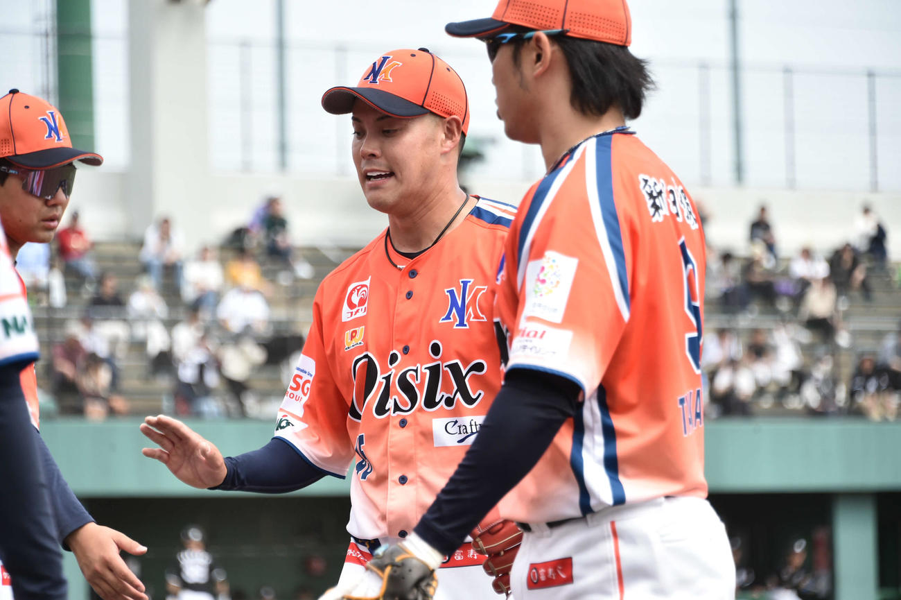 4回を投げ終え、チームメートに迎えられる前川