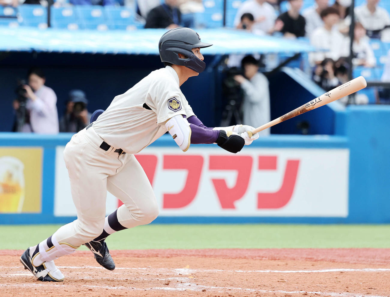 早大対明大　5回裏明大1死一、三塁、宗山は中前適時打を放つ（撮影・鈴木正人）