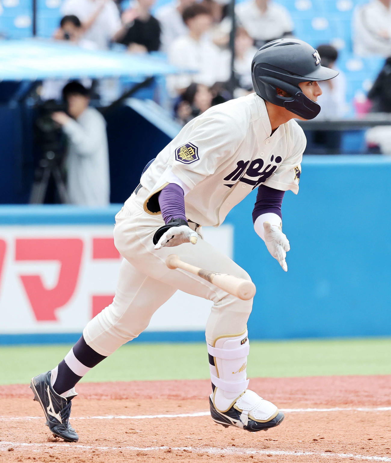 早大対明大　5回裏明大1死一、三塁、宗山は中前適時打を放つ（撮影・鈴木正人）