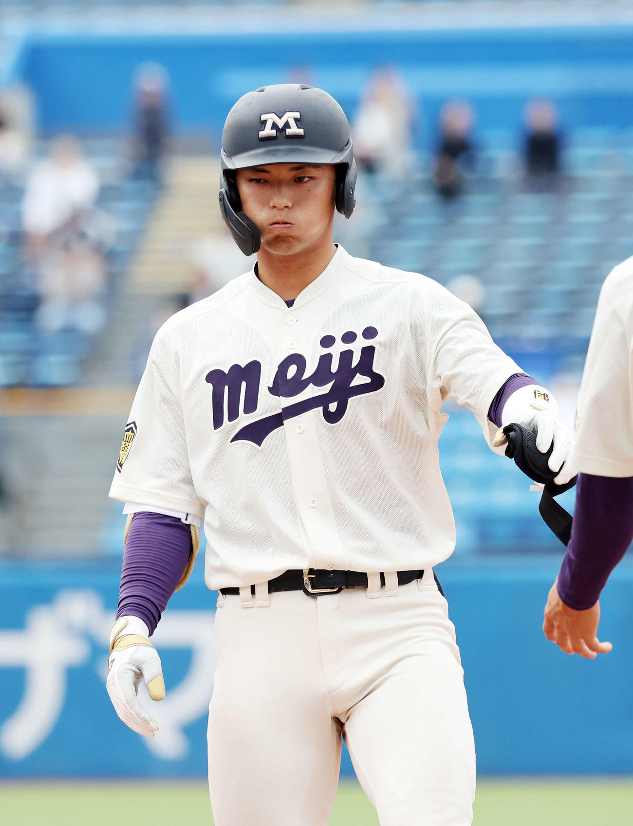 早大対明大　5回裏明大1死一、三塁、宗山は中前適時打を放つ（撮影・鈴木正人）