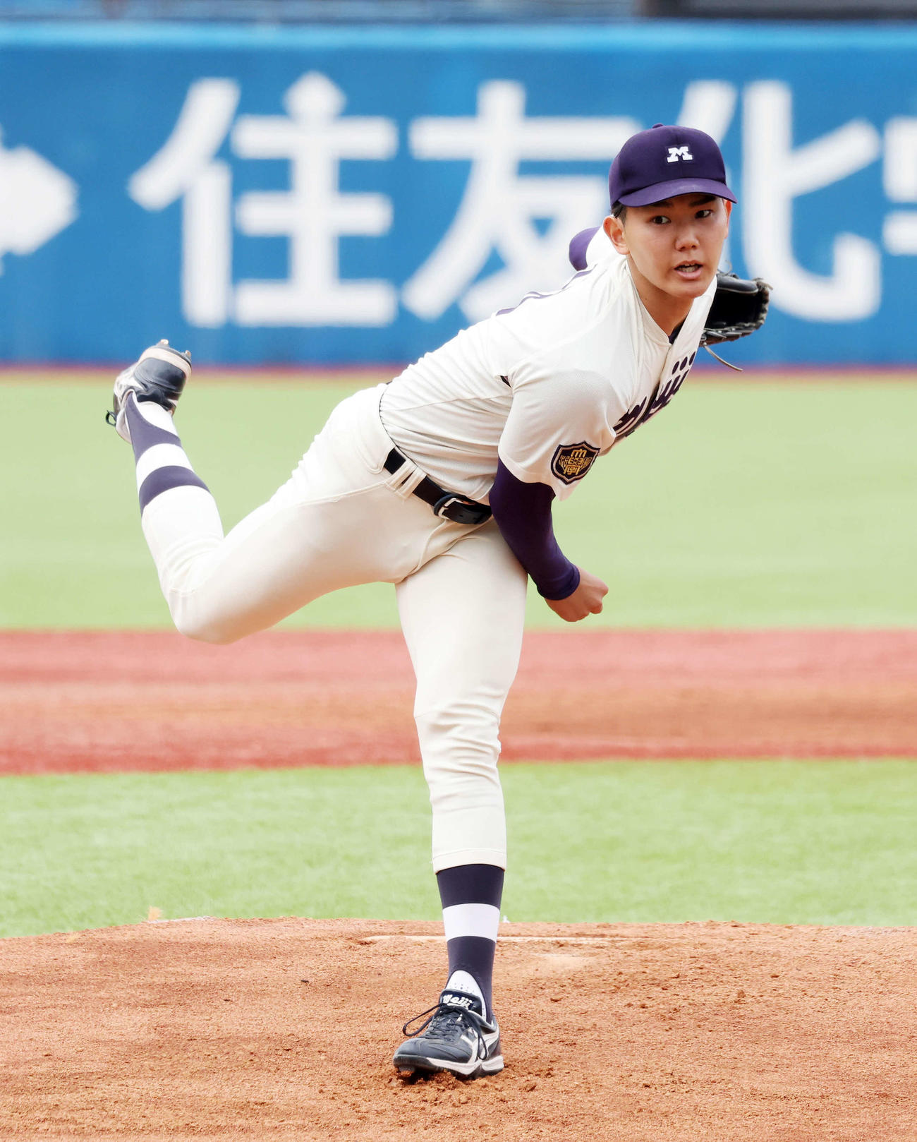 早大対明大　力投する明大先発の浅利（撮影・鈴木正人）