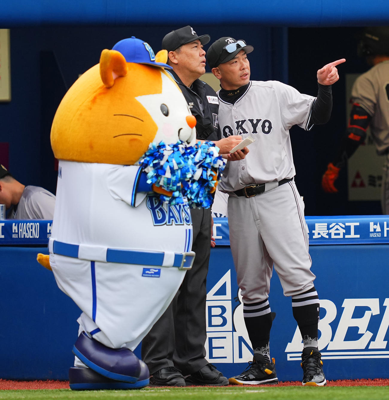 DeNA対巨人　7回裏、投手交代を告げる巨人阿部監督（右）（撮影・垰建太）