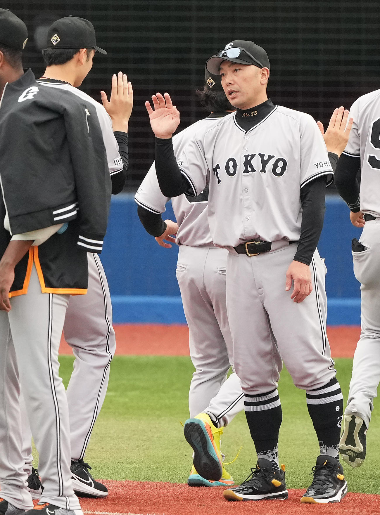 DeNA対巨人　勝利投手の横川（左奥）を迎える巨人阿部監督（撮影・鈴木みどり）