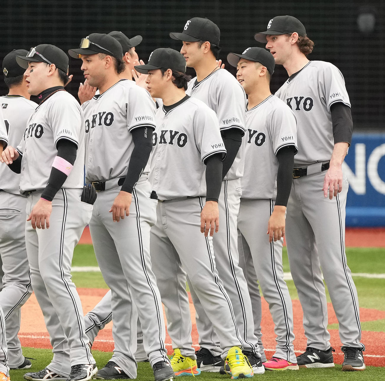 DeNA対巨人　勝利投手の巨人横川（中央）はナインを迎える（撮影・鈴木みどり）