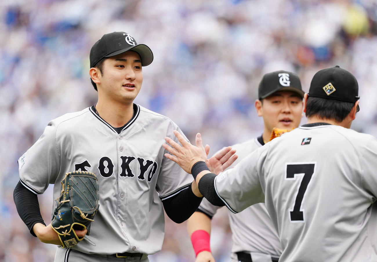 DeNA対巨人　4回裏終了後、ベンチに引き揚げる巨人先発の横川（左）（撮影・江口和貴）