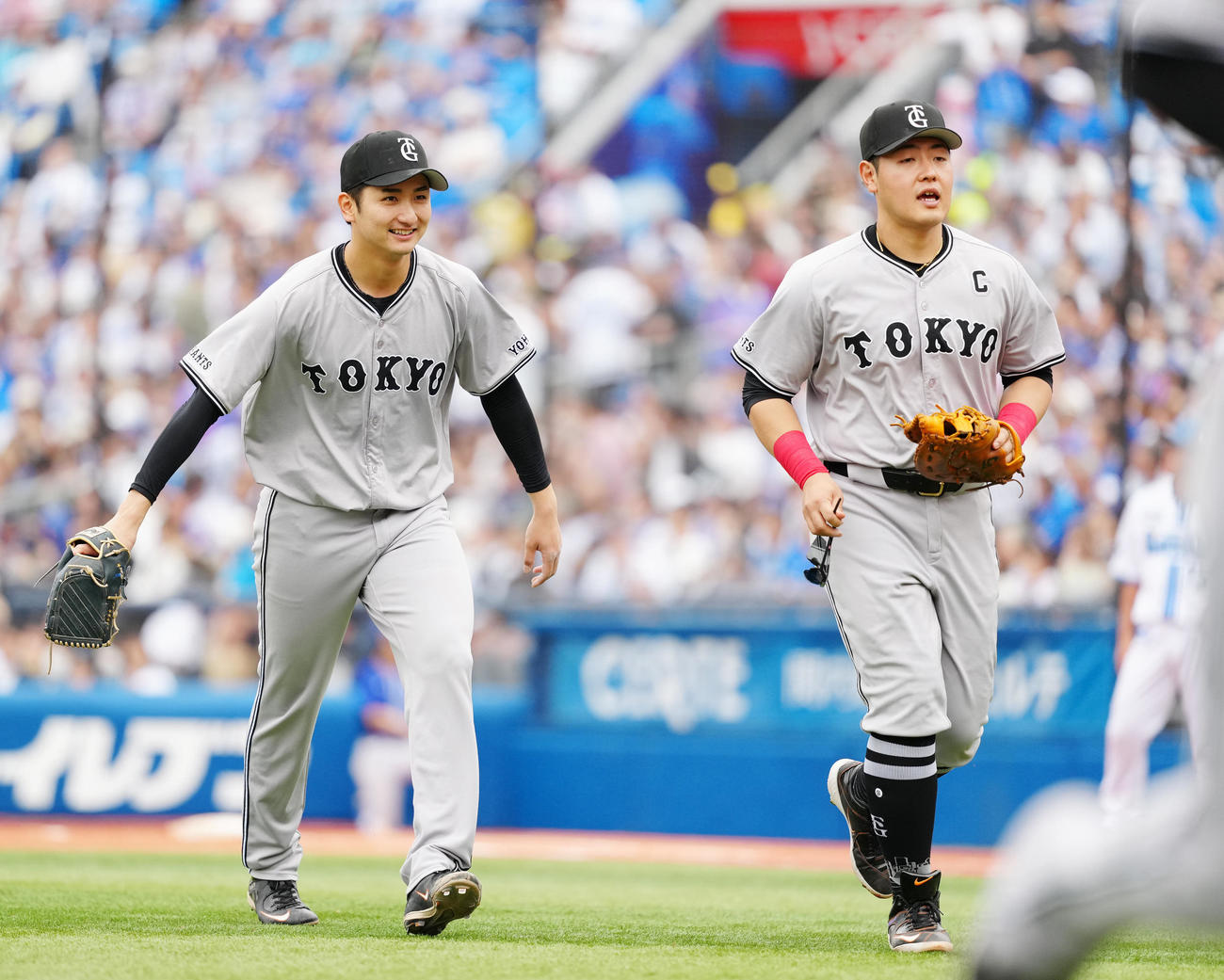 DeNA対巨人　4回裏終了後、ベンチに引き揚げる巨人先発の横川（左）と一塁手岡本和（撮影・江口和貴）