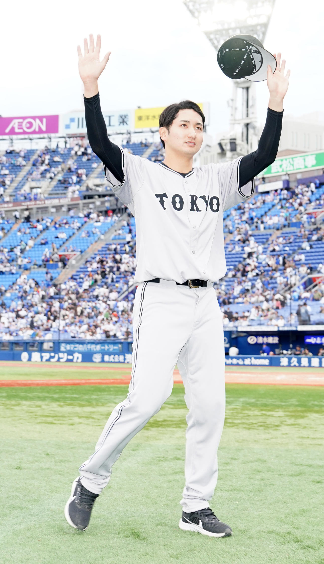 DeNA対巨人　試合後、スタンドのファンにあいさつする巨人横川（撮影・江口和貴）