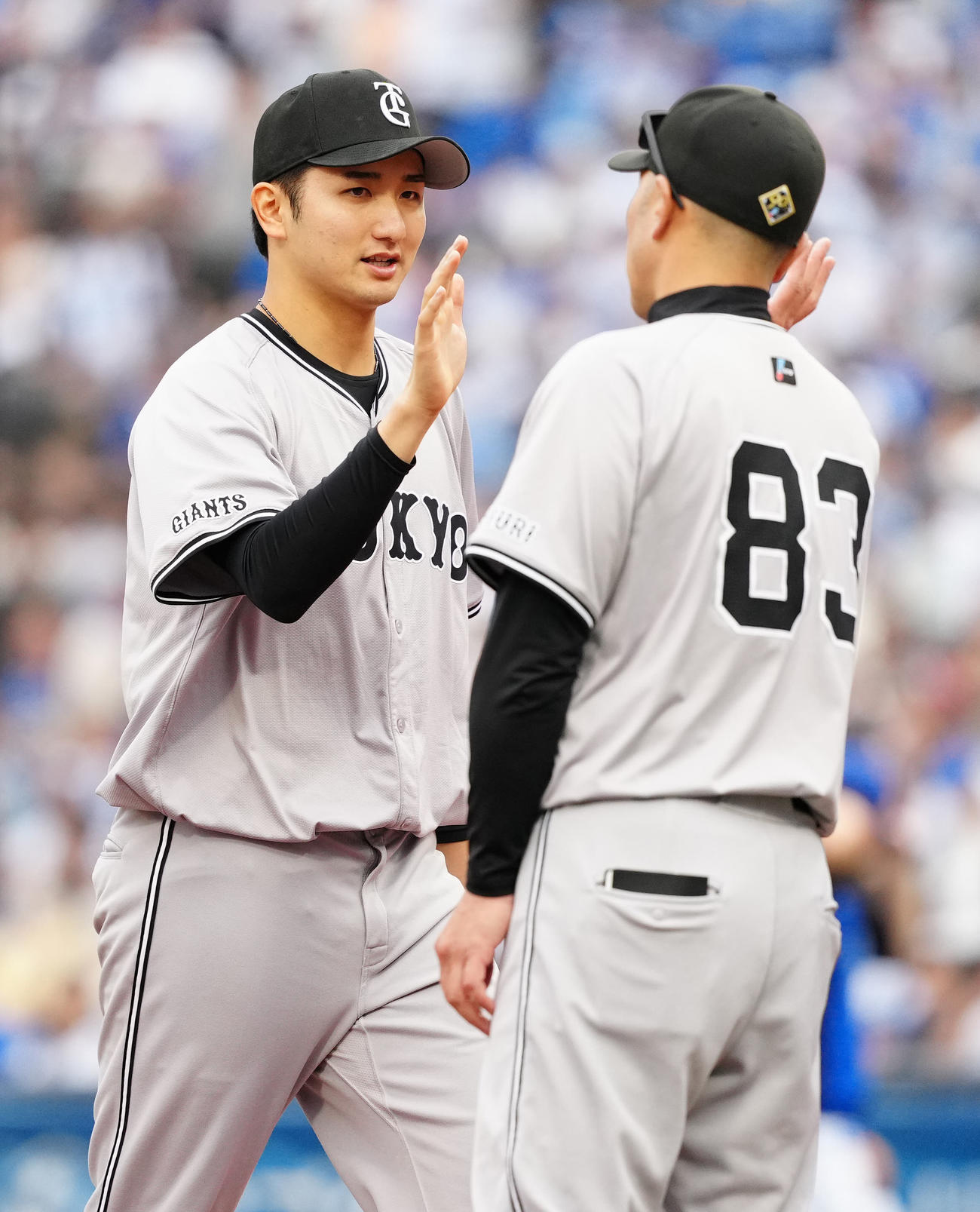 DeNA対巨人　試合後、巨人阿部監督（右）とタッチを交わす横川（撮影・江口和貴）