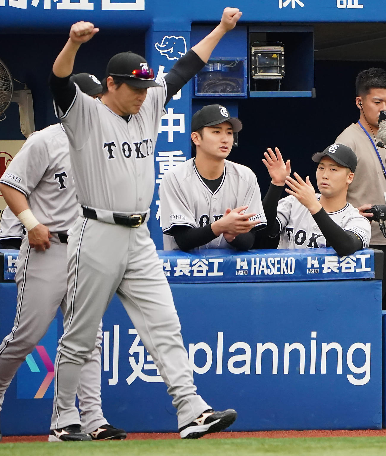 DeNA対巨人　DeNAに勝利の瞬間、手をたたき喜ぶ巨人横川（中央）、船迫（右）らナイン（撮影・垰建太）