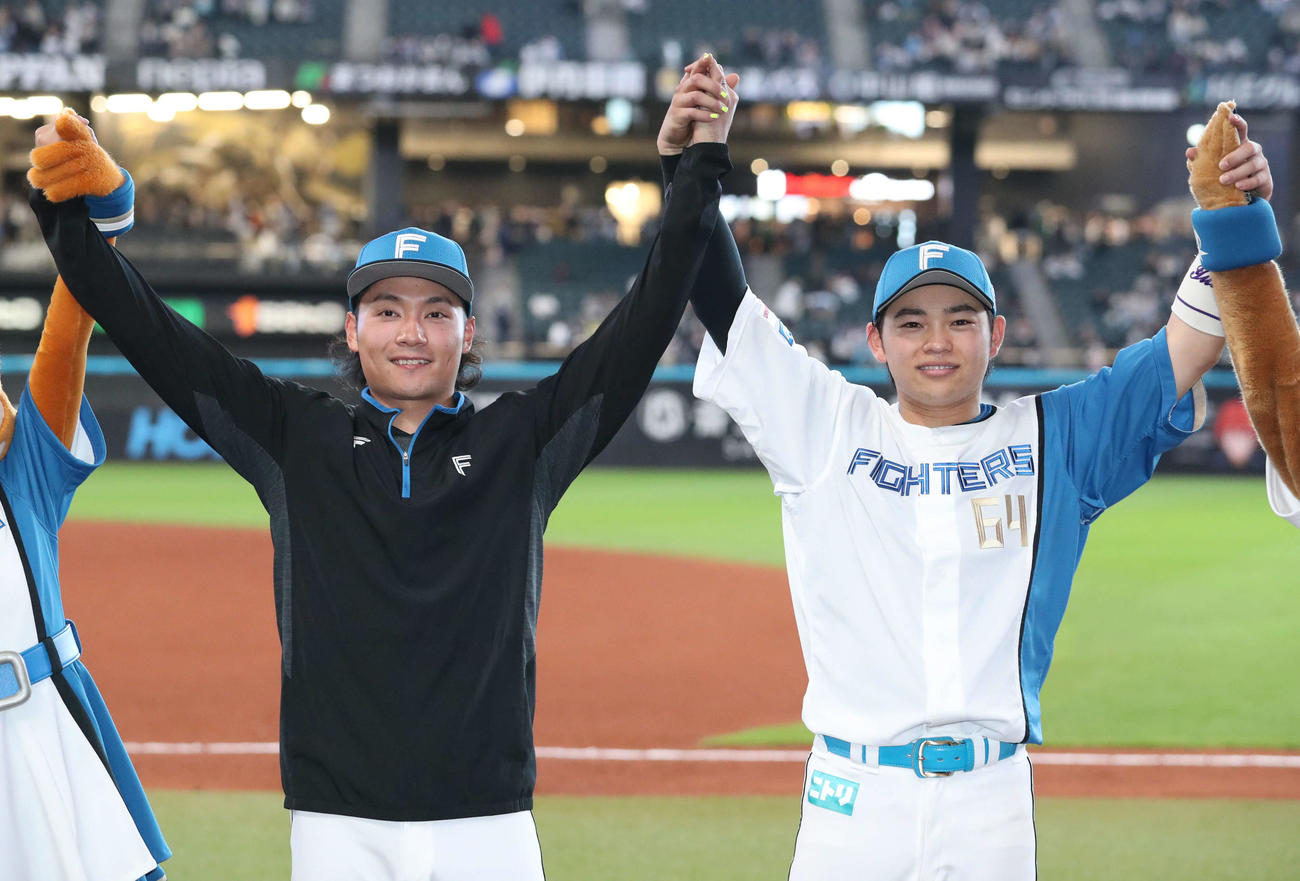 日本ハム対オリックス　オリックスに勝利しフォトセッションをする伊藤（左）と田宮（撮影・佐藤翔太）