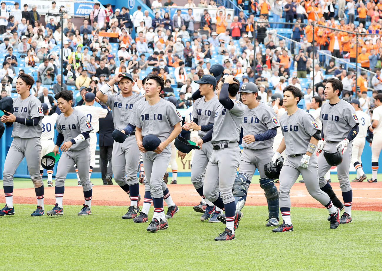 法大対慶大　敗戦し引き揚げる慶大の選手たち（撮影・鈴木正人）