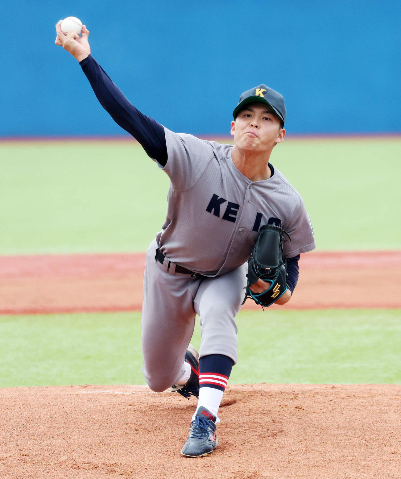 法大対慶大　力投する慶大先発の外丸（撮影・鈴木正人）