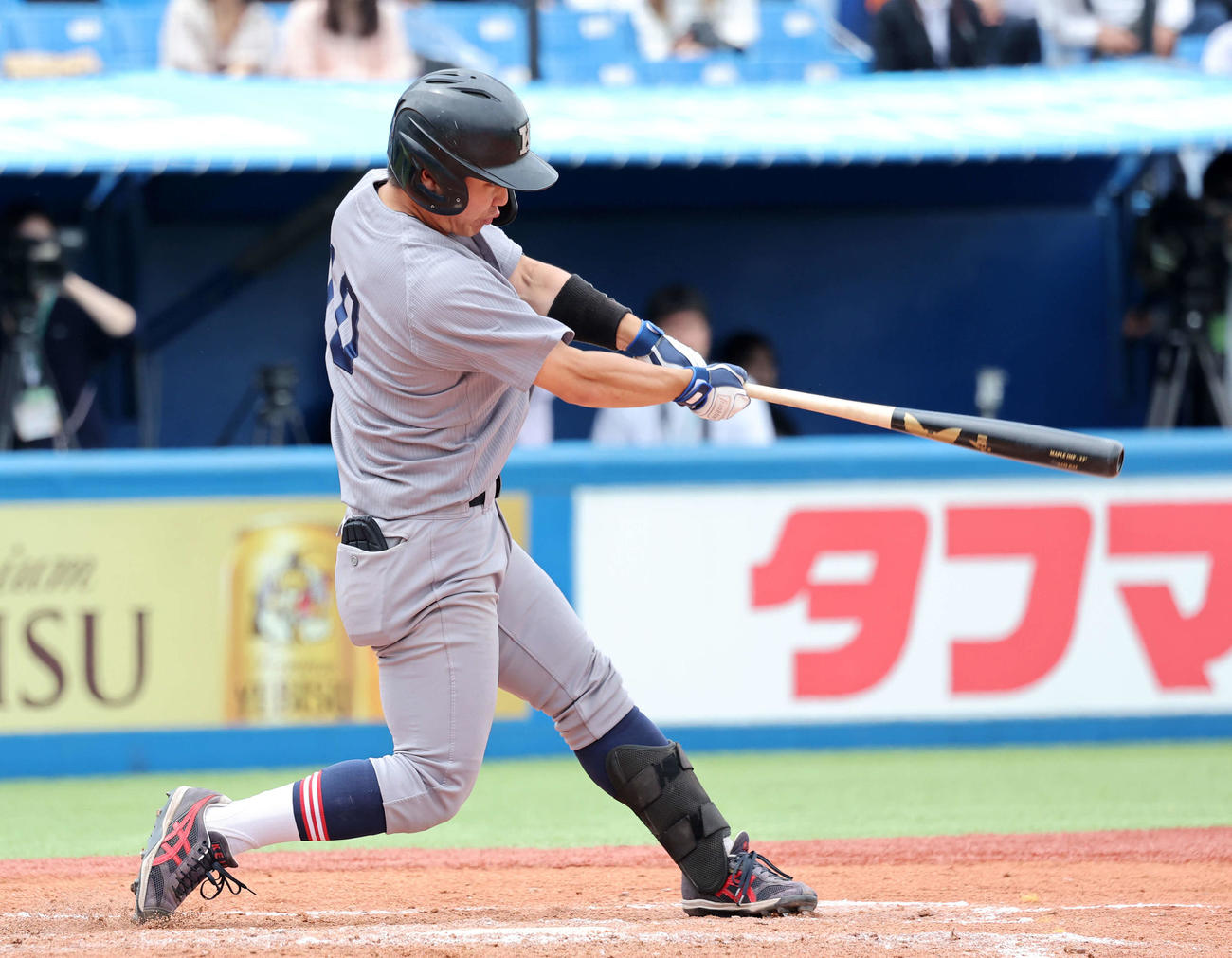 法大対慶大　5回裏慶大2死、本間は左越えソロ本塁打を放つ（撮影・鈴木正人）